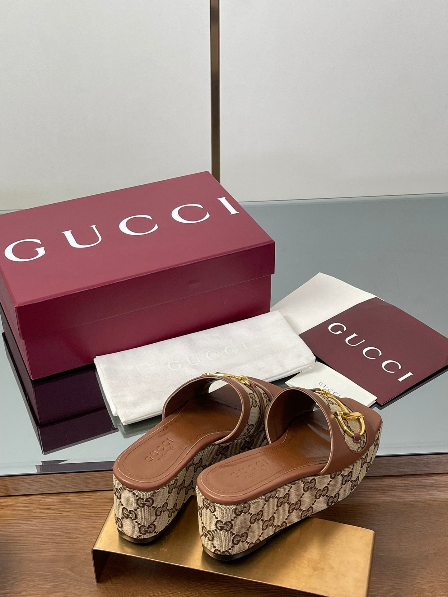 GUCCI HIGH 6.3 CM WEDGE SANDALS IN BROWN CALFSKIN AND FABRIC