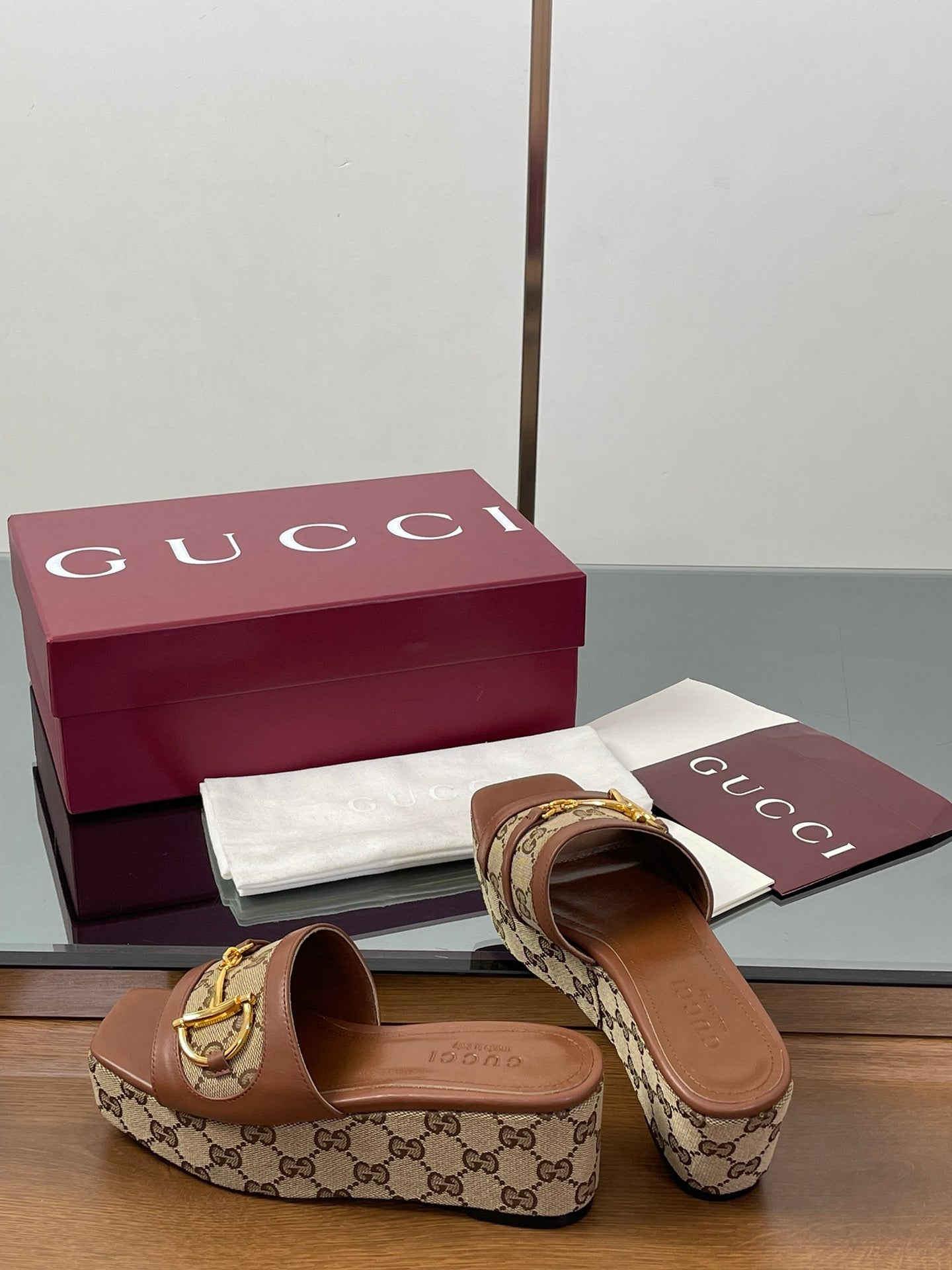 GUCCI HIGH 6.3 CM WEDGE SANDALS IN BROWN CALFSKIN AND FABRIC