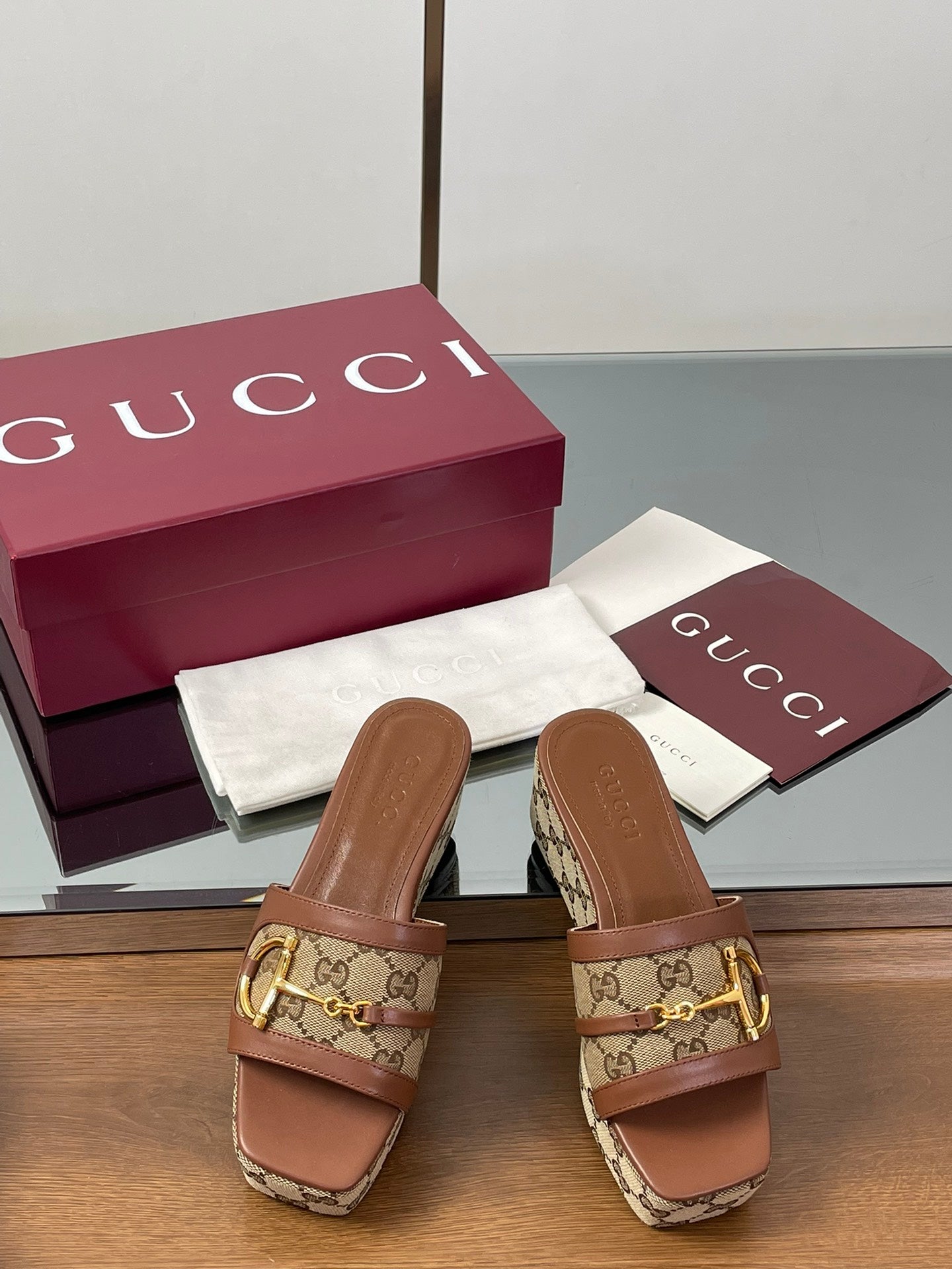 GUCCI HIGH 6.3 CM WEDGE SANDALS IN BROWN CALFSKIN AND FABRIC