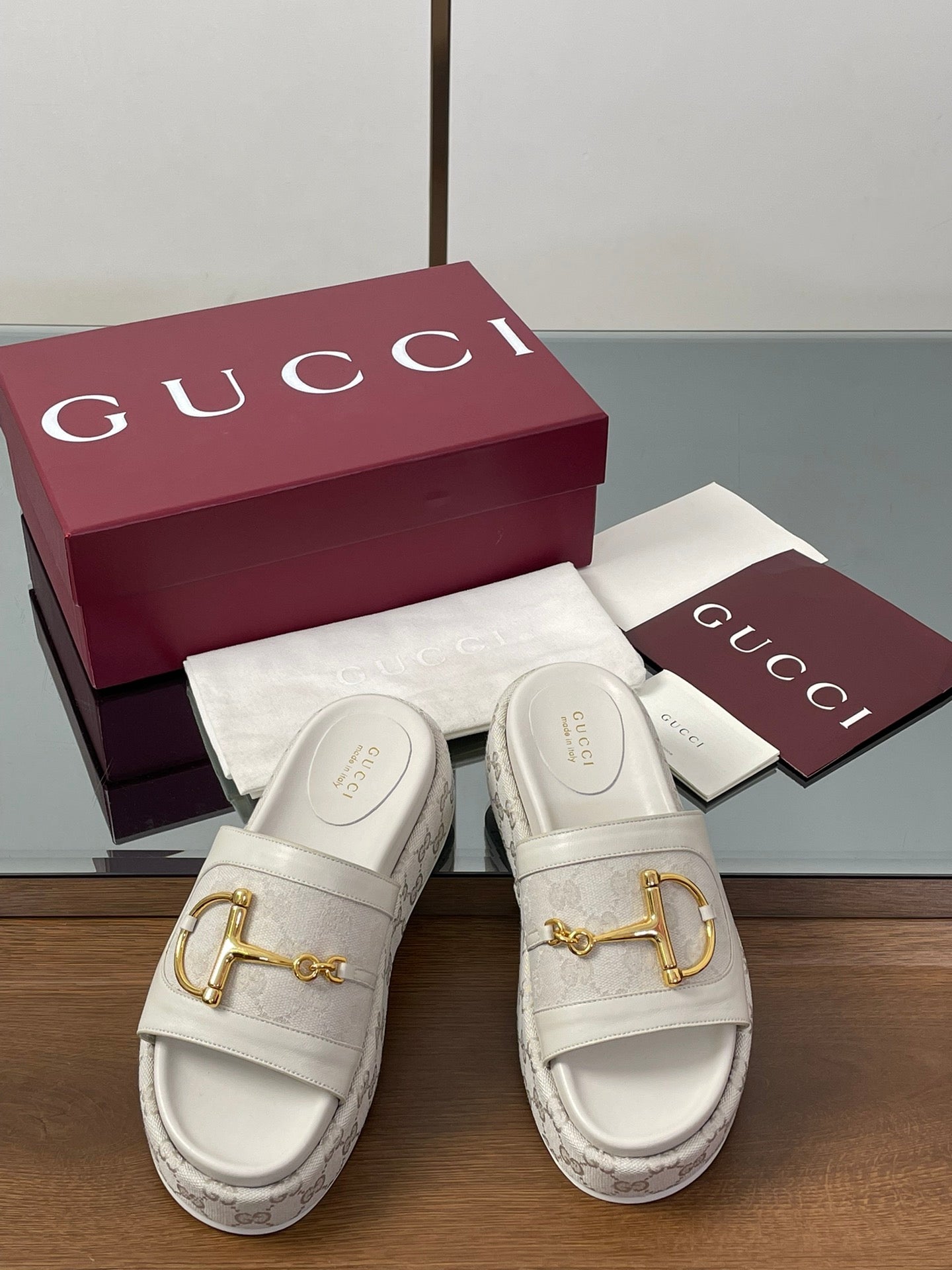 GUCCI HIGH 5.5 CM WEDGE SANDALS IN CREAM WHITE CALFSKIN AND FABRIC