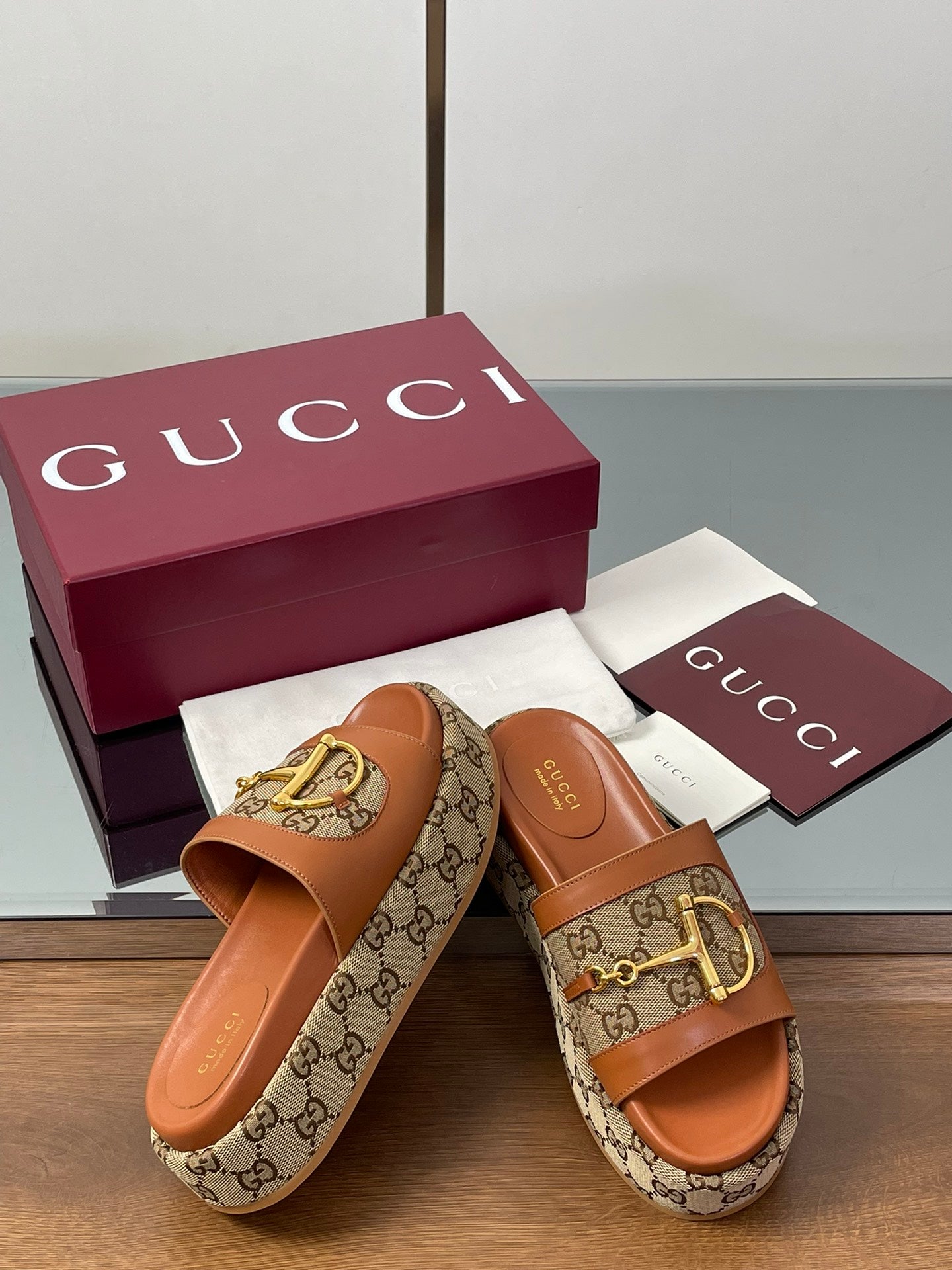 GUCCI HIGH 5.5 CM WEDGE SANDALS IN BURNT BROWN MIX BEIGE CALFSKIN AND FABRIC