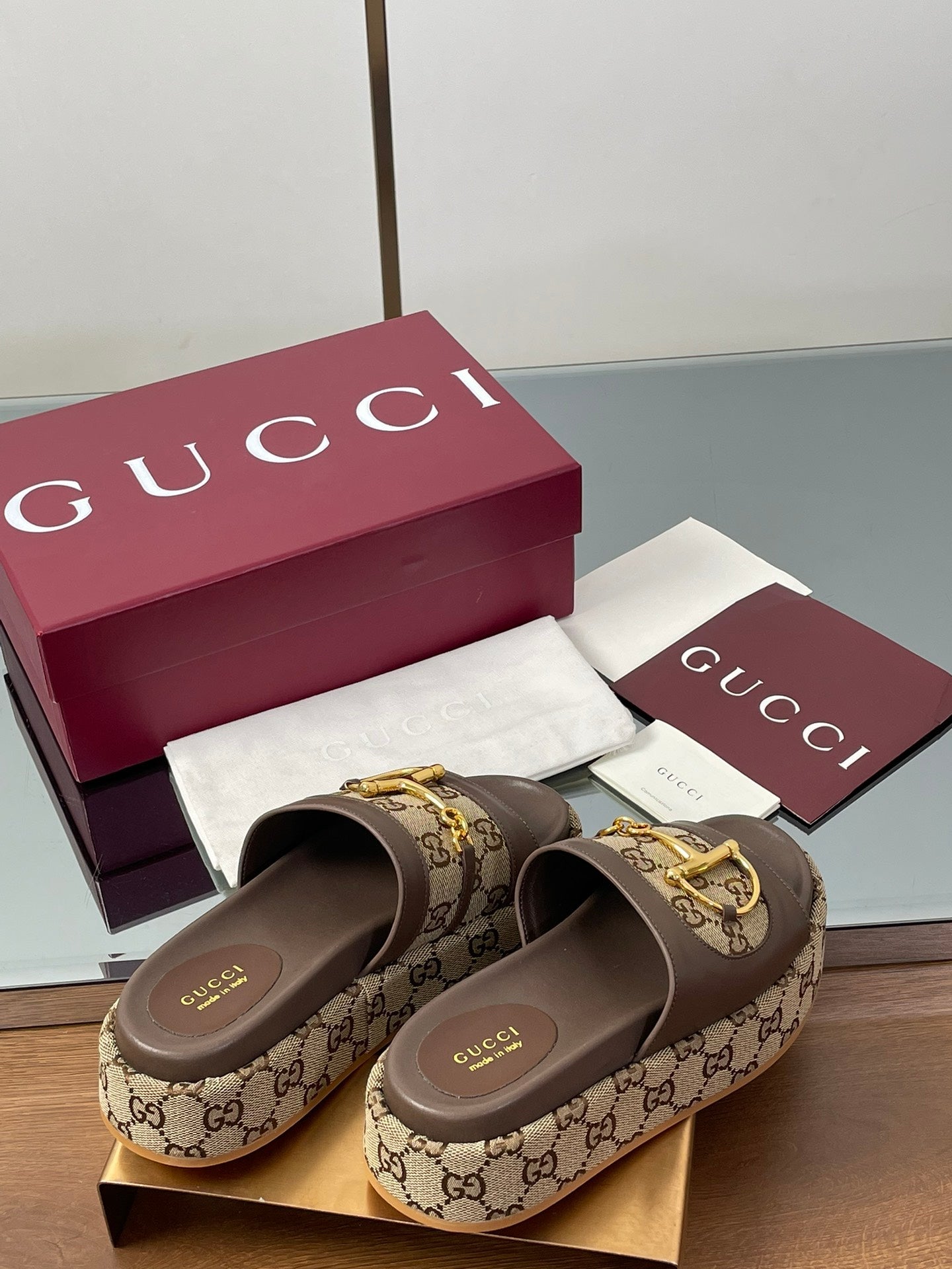 GUCCI HIGH 5.5 CM WEDGE SANDALS IN BROWN MIX BEIGE CALFSKIN AND FABRIC