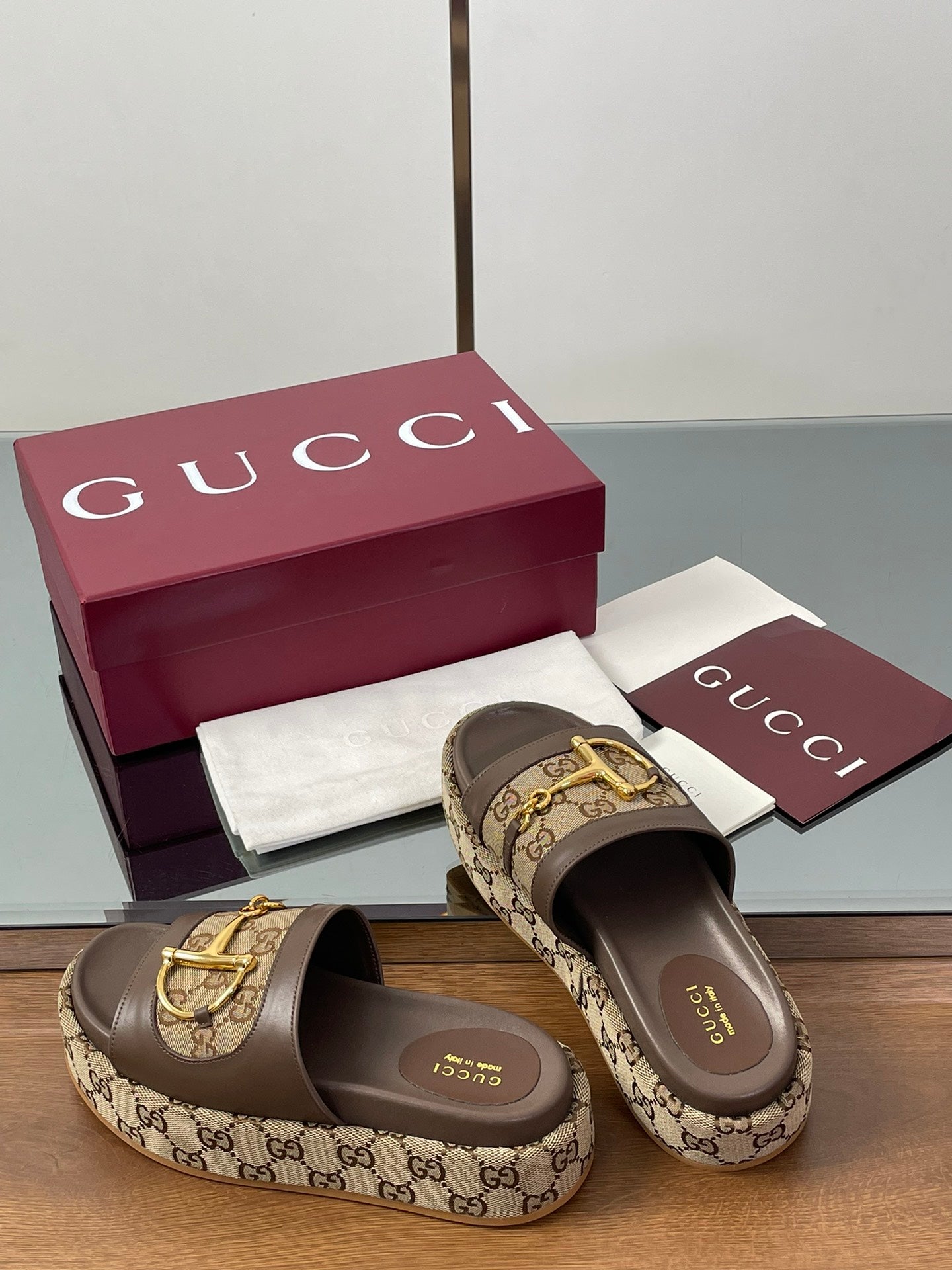 GUCCI HIGH 5.5 CM WEDGE SANDALS IN BROWN MIX BEIGE CALFSKIN AND FABRIC