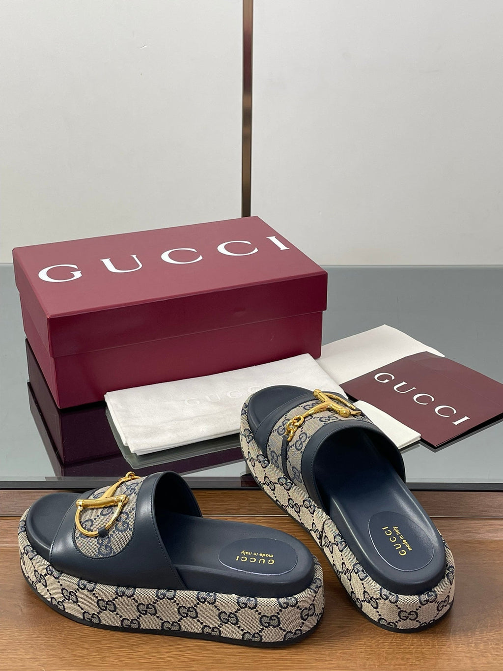 GUCCI HIGH 5.5 CM WEDGE SANDALS IN BLACK AND BEIGE CALFSKIN AND FABRIC