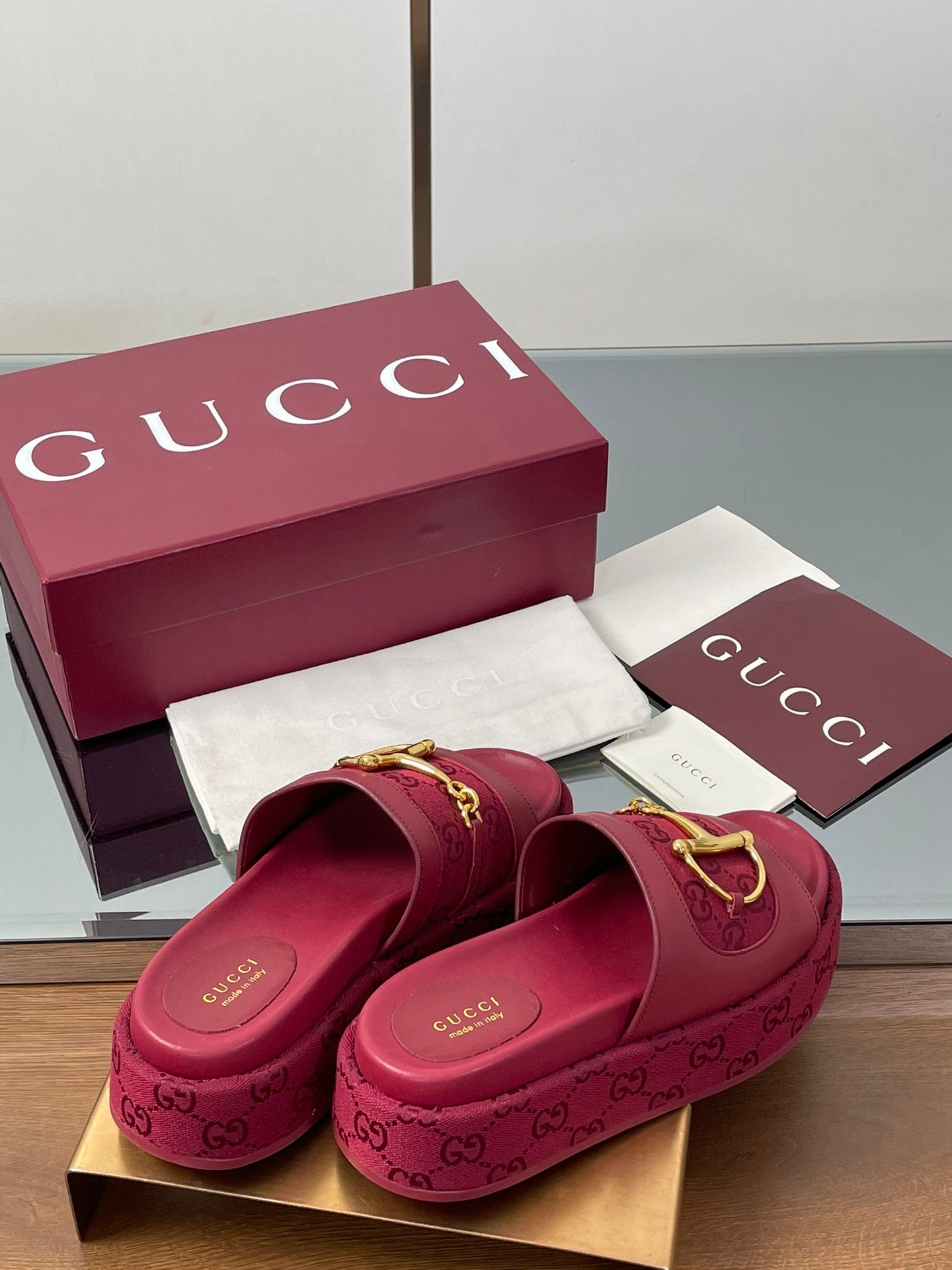 GUCCI HIGH 5.5 CM WEDGE SANDALS IN RED CALFSKIN AND FABRIC