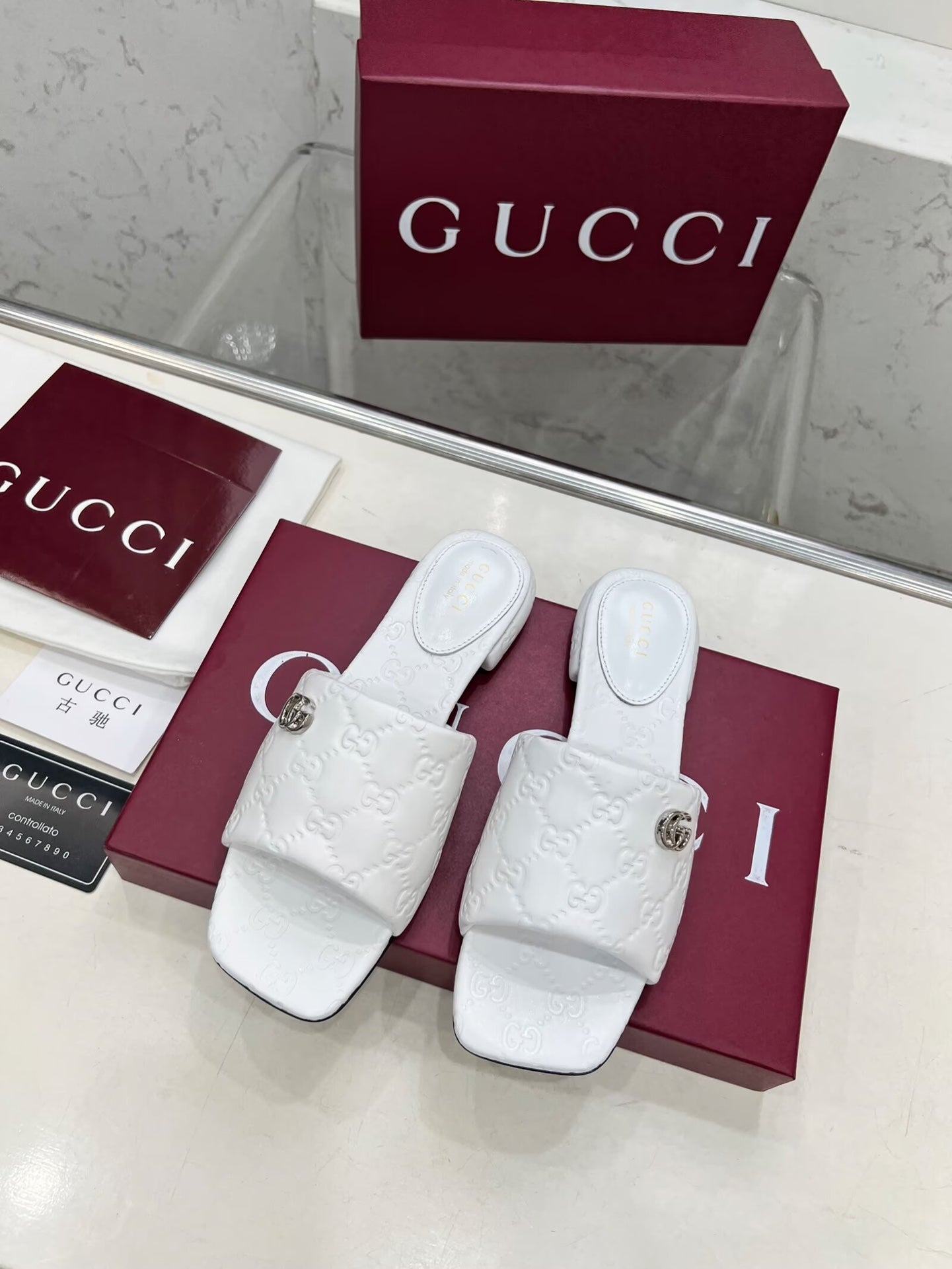 GUCCI CASUAL SLIPPERS IN WHITE CALFSKIN LOGO EMBOSSING