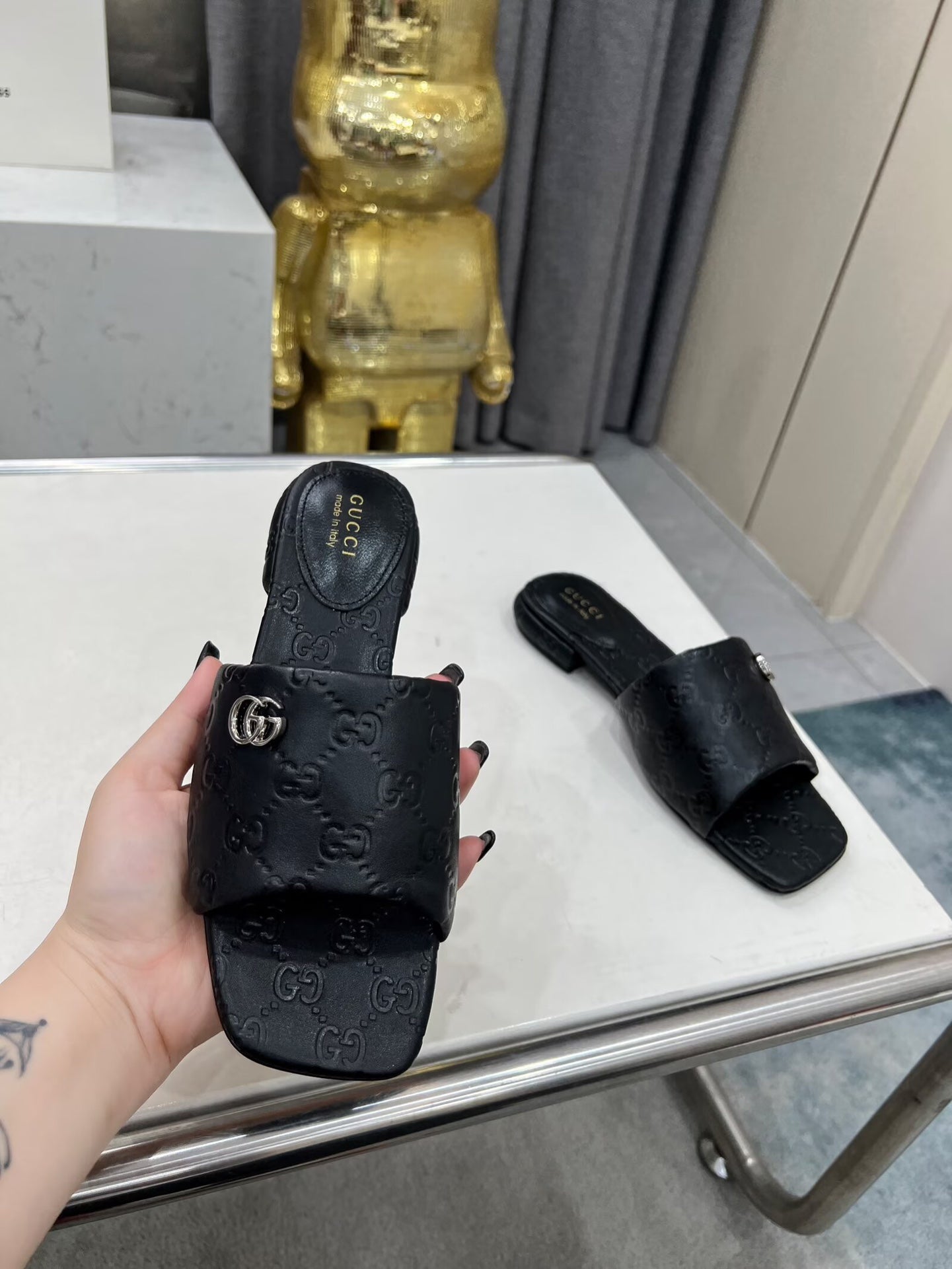 GUCCI CASUAL SLIPPERS IN BLACK CALFSKIN LOGO EMBOSSING