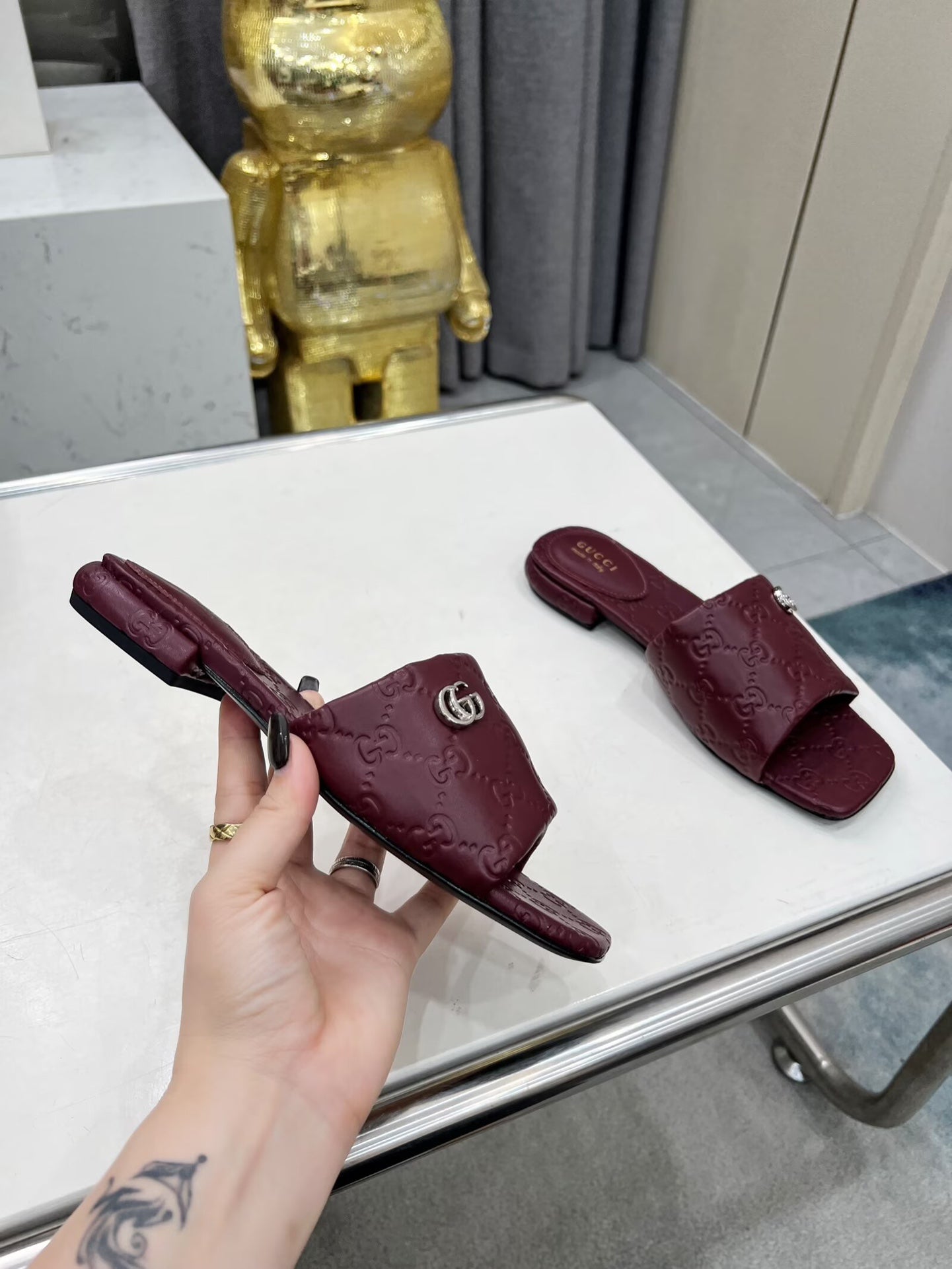 GUCCI CASUAL SLIPPERS IN BURGUNDY RED CALFSKIN LOGO EMBOSSING