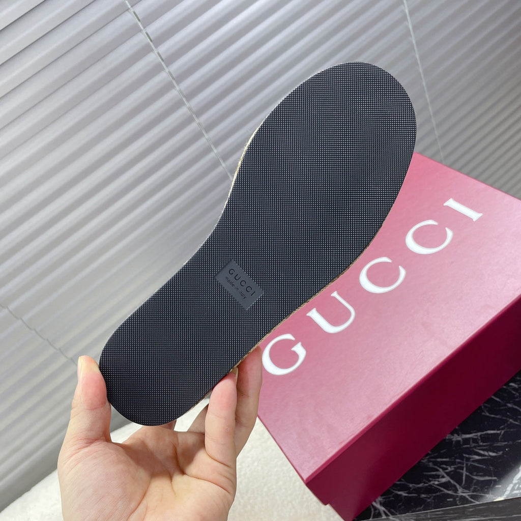 GUCCI HORSEBIT PLATFORM LOAFER IN TAN BEIGEMONOGRAM JACQUARD FABRIC AND NAVY BLUE CALFSKIN