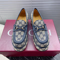 GUCCI HORSEBIT PLATFORM LOAFER IN TAN BEIGEMONOGRAM JACQUARD FABRIC AND NAVY BLUE CALFSKIN