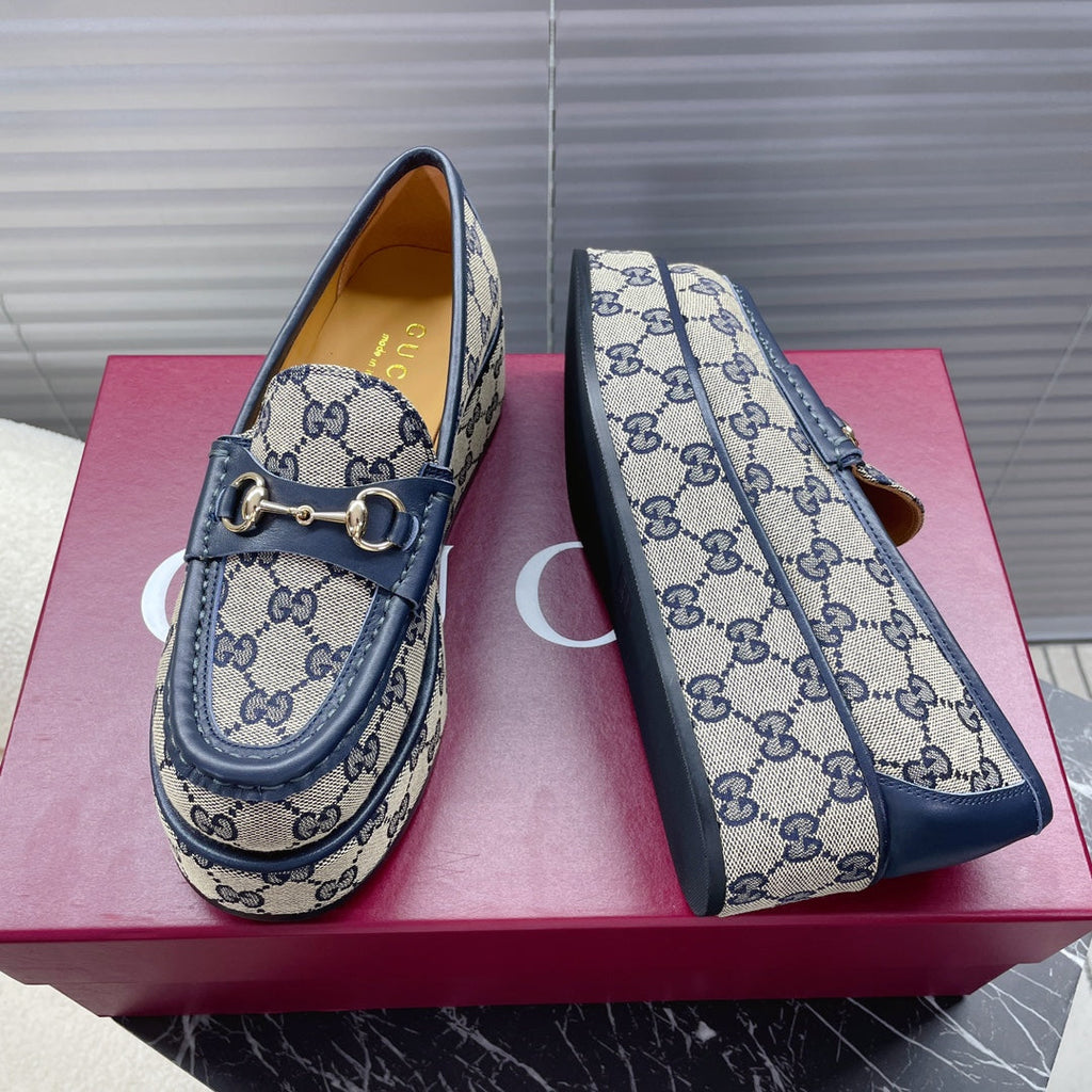 GUCCI HORSEBIT PLATFORM LOAFER IN TAN BEIGEMONOGRAM JACQUARD FABRIC AND NAVY BLUE CALFSKIN