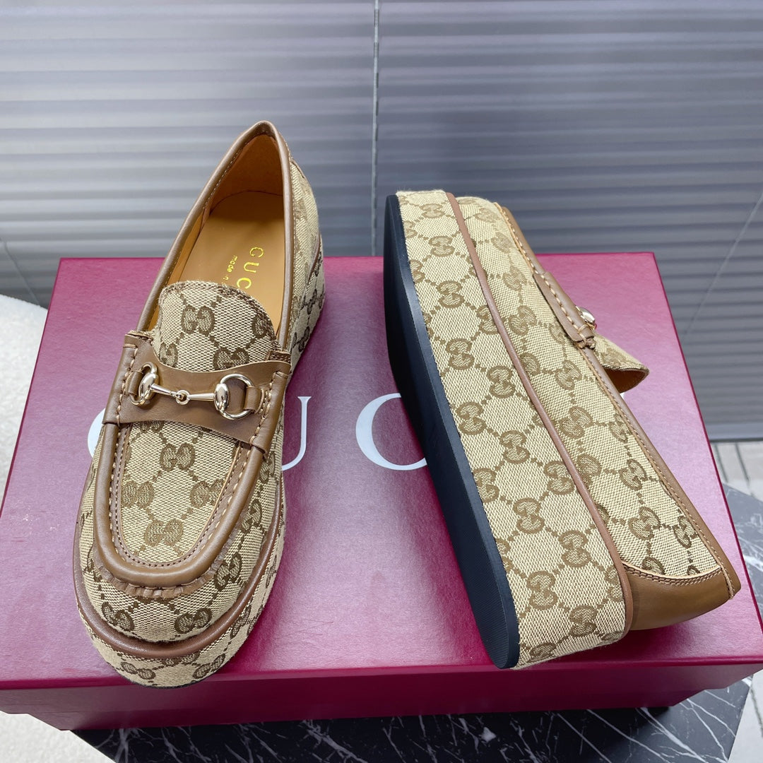 GUCCI HORSEBIT PLATFORM LOAFER IN TAN BEIGE MONOGRAM JACQUARD FABRIC