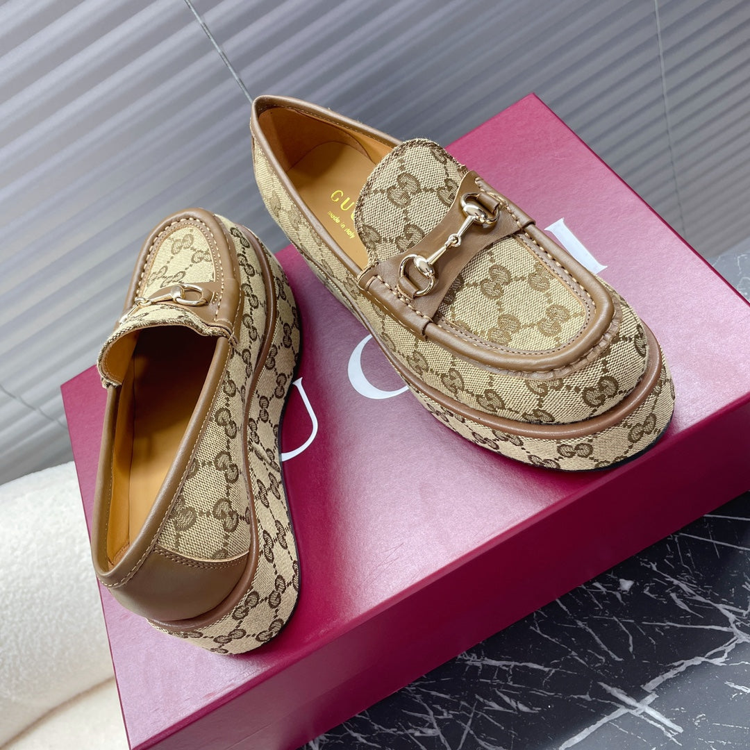 GUCCI HORSEBIT PLATFORM LOAFER IN TAN BEIGE MONOGRAM JACQUARD FABRIC