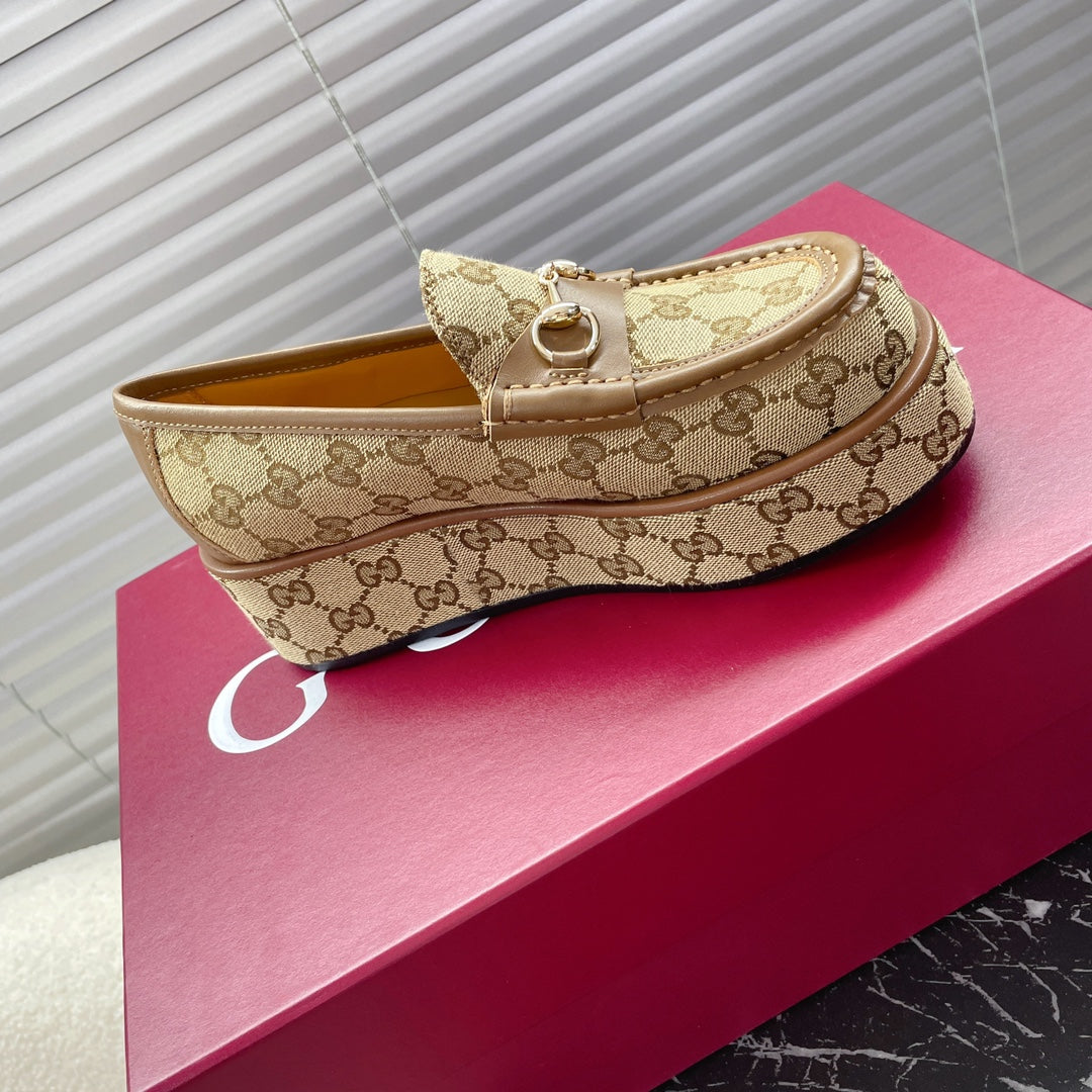 GUCCI HORSEBIT PLATFORM LOAFER IN TAN BEIGE MONOGRAM JACQUARD FABRIC