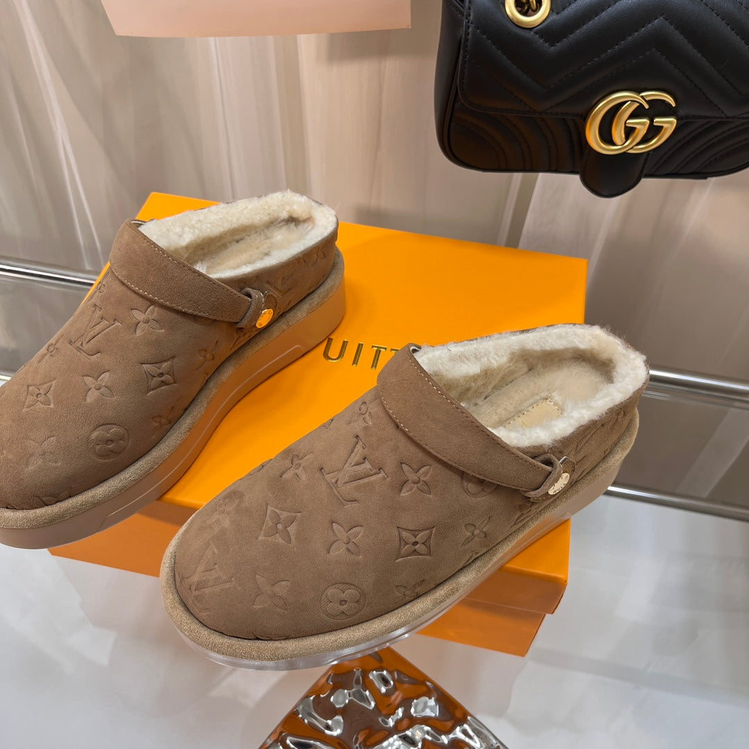 LOUIS VUITTON LV WOMEN'S COSY FLAT COMFORT CLOGS IN ASH BROWN MONOGRAM SUEDE