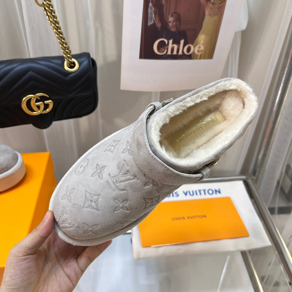 LOUIS VUITTON LV WOMEN'S COSY FLAT COMFORT CLOGS IN BEIGE MONOGRAM SUEDE