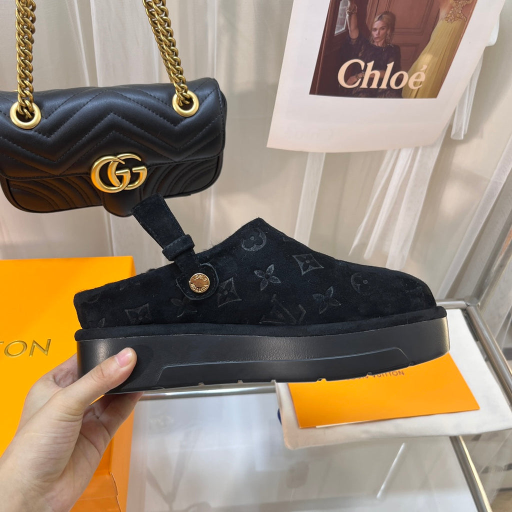 LOUIS VUITTON LV WOMEN'S COSY FLAT COMFORT CLOGS IN BLACK MONOGRAM SUEDE