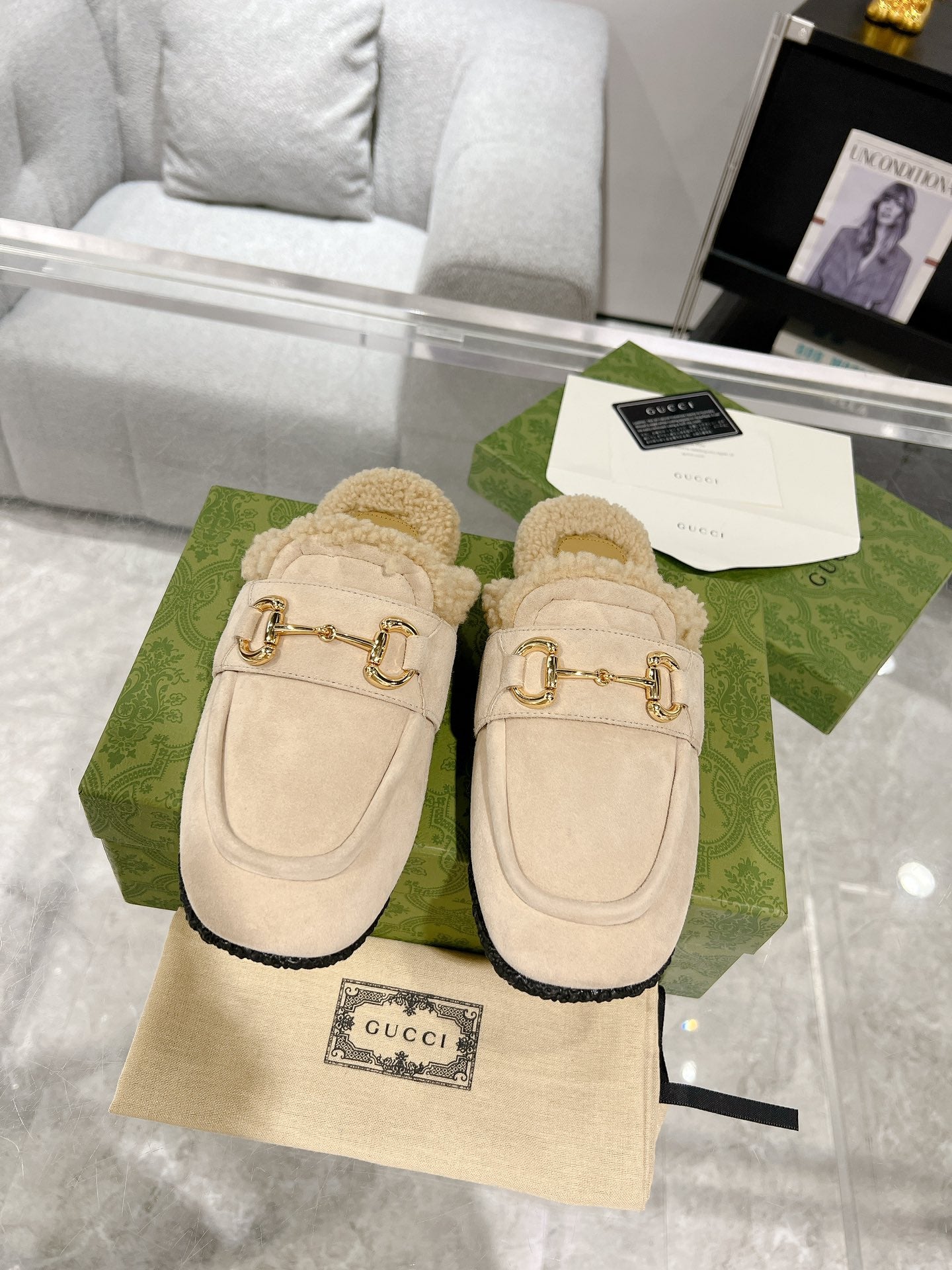 GUCCI HORSEBIT MULE IN BEIGE SUEDE AND FLEECE LINING