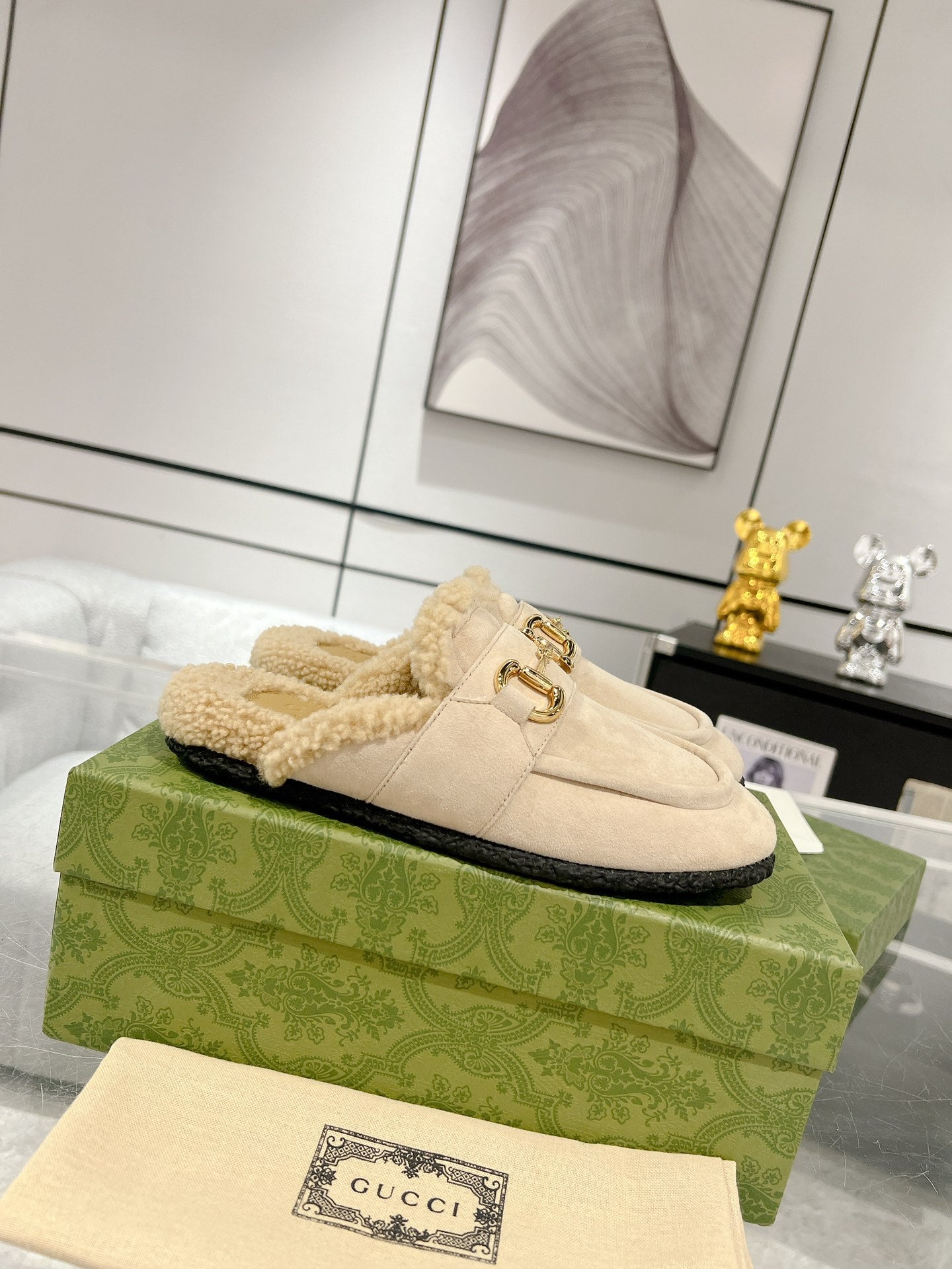 GUCCI HORSEBIT MULE IN BEIGE SUEDE AND FLEECE LINING