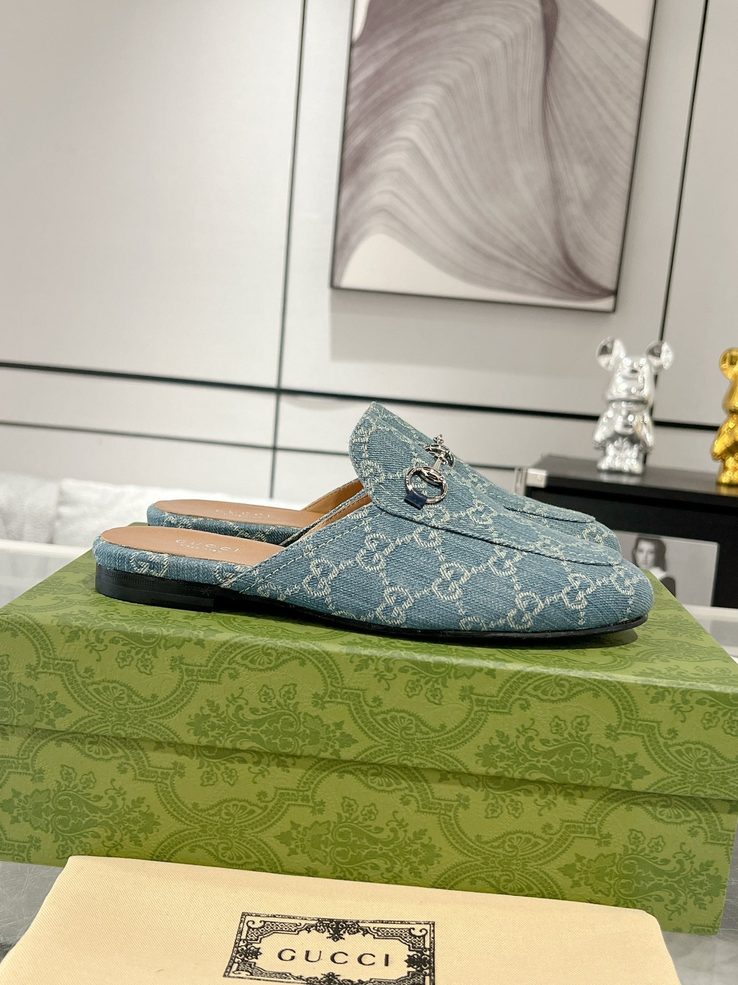 GUCCI MEN'S MULE WITH HORSEBIT IN SAPHIRE BLUE MONOGRAM JACQUARD FABRIC