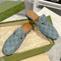 GUCCI MEN'S MULE WITH HORSEBIT IN SAPHIRE BLUE MONOGRAM JACQUARD FABRIC