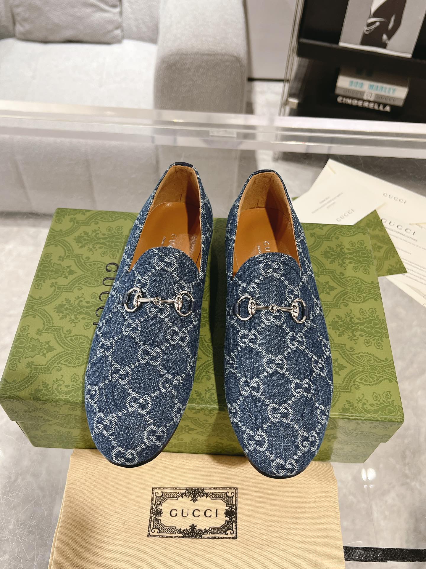 GUCCI MEN'S LOAFER WITH HORSEBIT IN DENIM BLUE MONOGRAM JACQUARD FABRIC