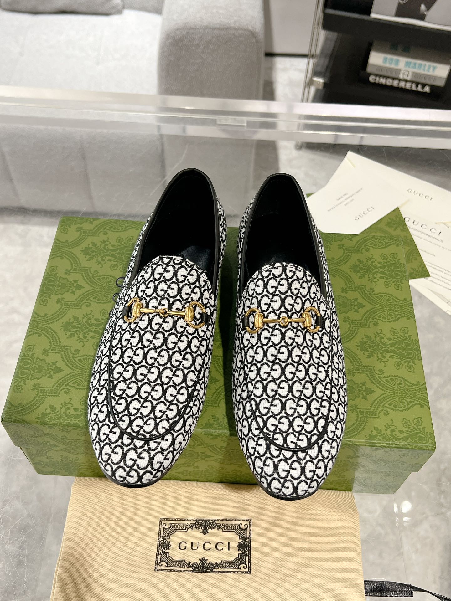GUCCI MEN'S LOAFER WITH HORSEBIT IN BLACK MIX WHITE MONOGRAM JACQUARD FABRIC