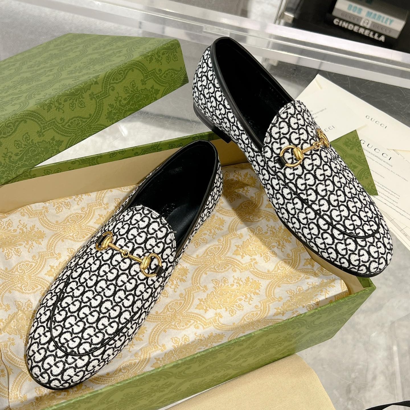 GUCCI MEN'S LOAFER WITH HORSEBIT IN BLACK MIX WHITE MONOGRAM JACQUARD FABRIC