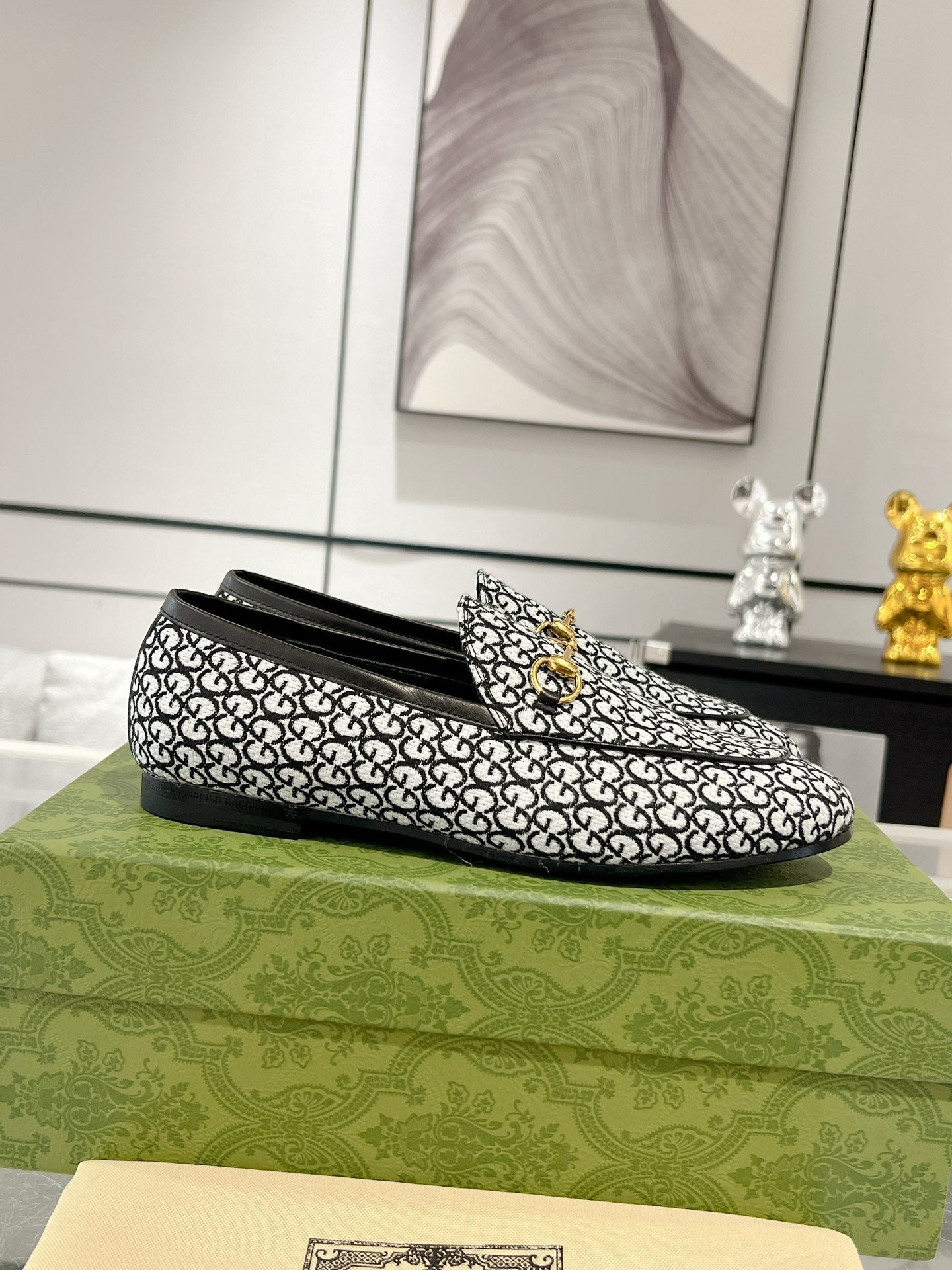 GUCCI MEN'S LOAFER WITH HORSEBIT IN BLACK MIX WHITE MONOGRAM JACQUARD FABRIC