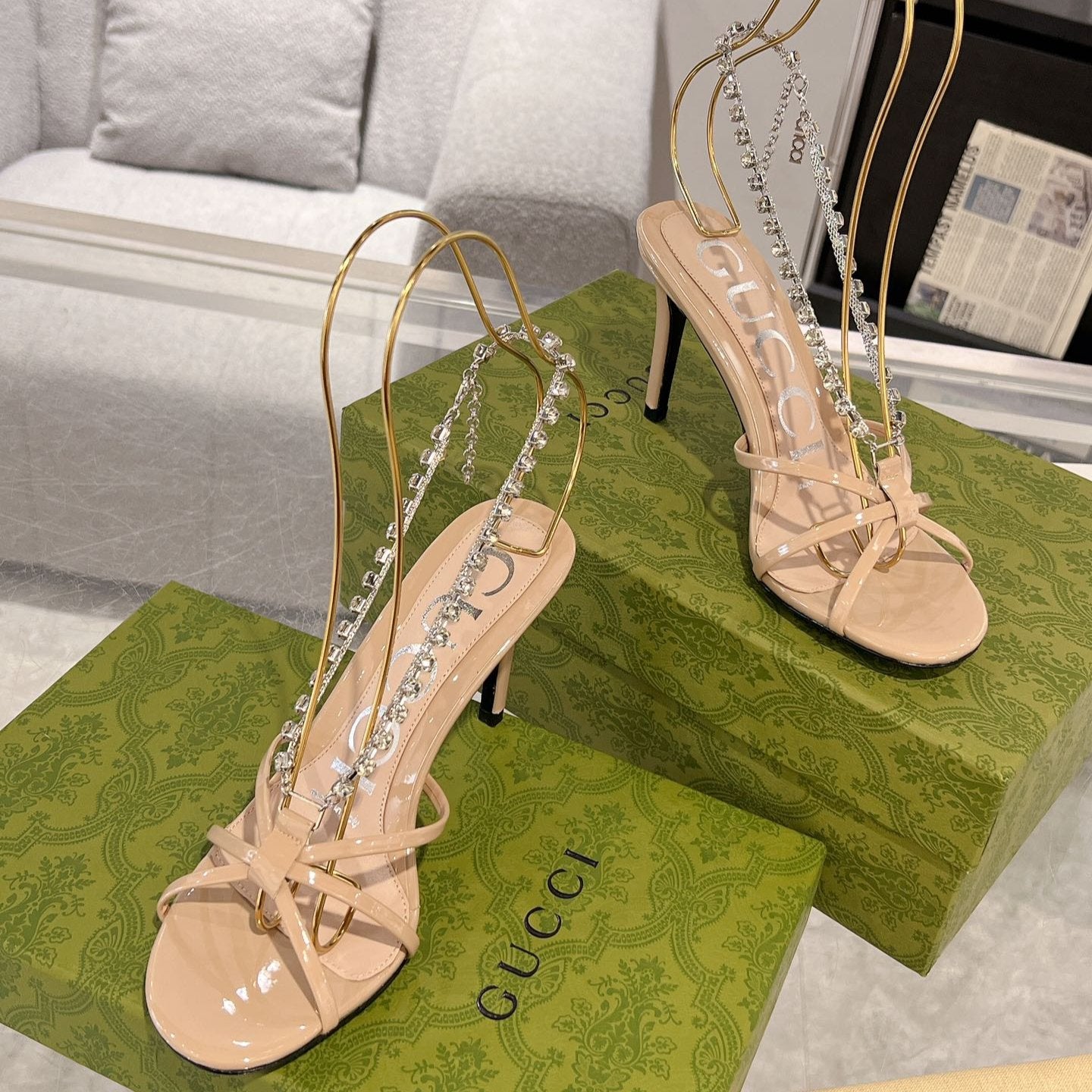 GUCCI STRAPPY SANDAL WITH RHINESTONE CHAIN IN BEIGE PATENT LEATHER