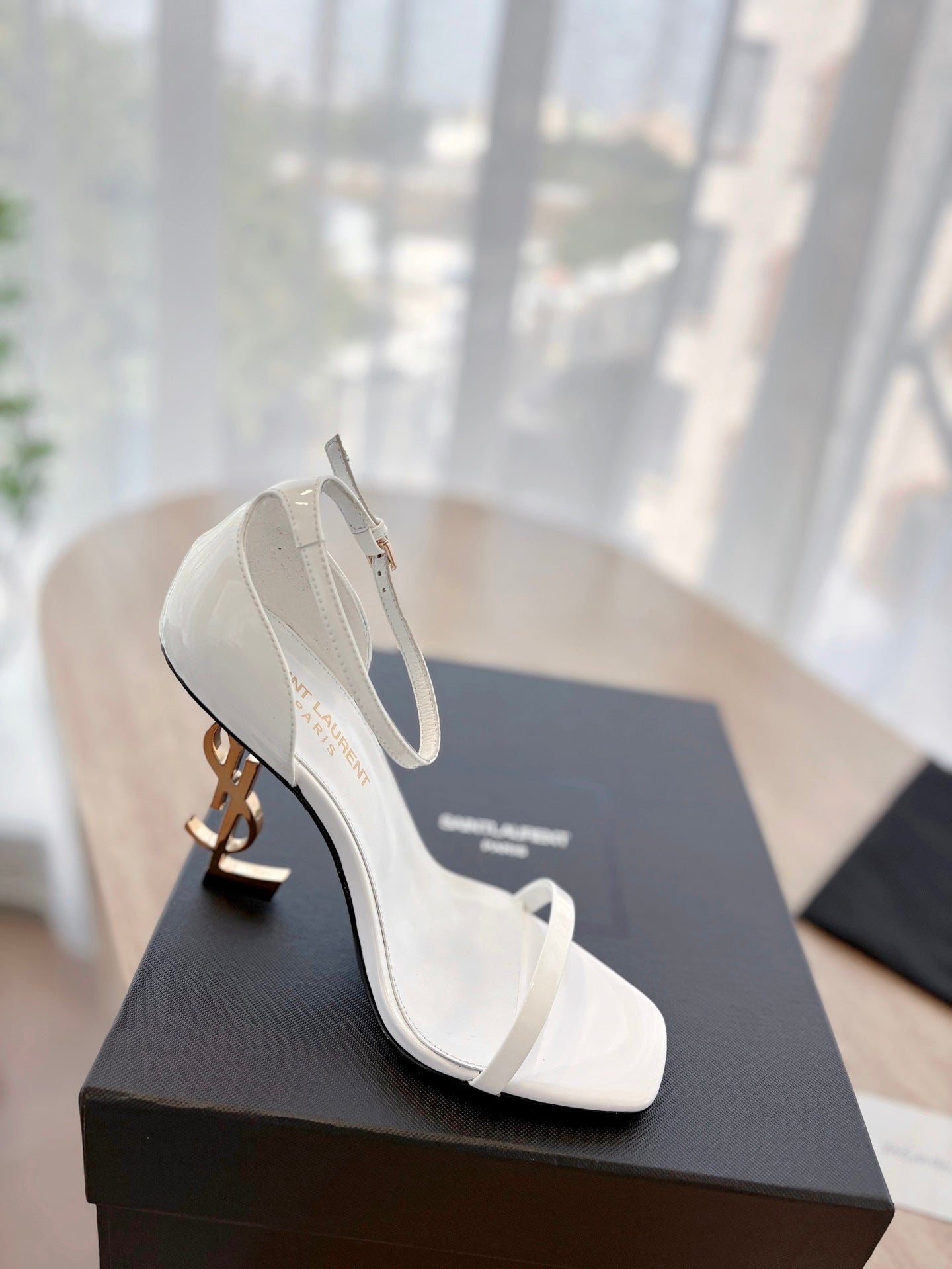 LOUIS VUITTON CLASSIC HIGH HEELS 10 CM IN WHITE PATENT CALFSKIN