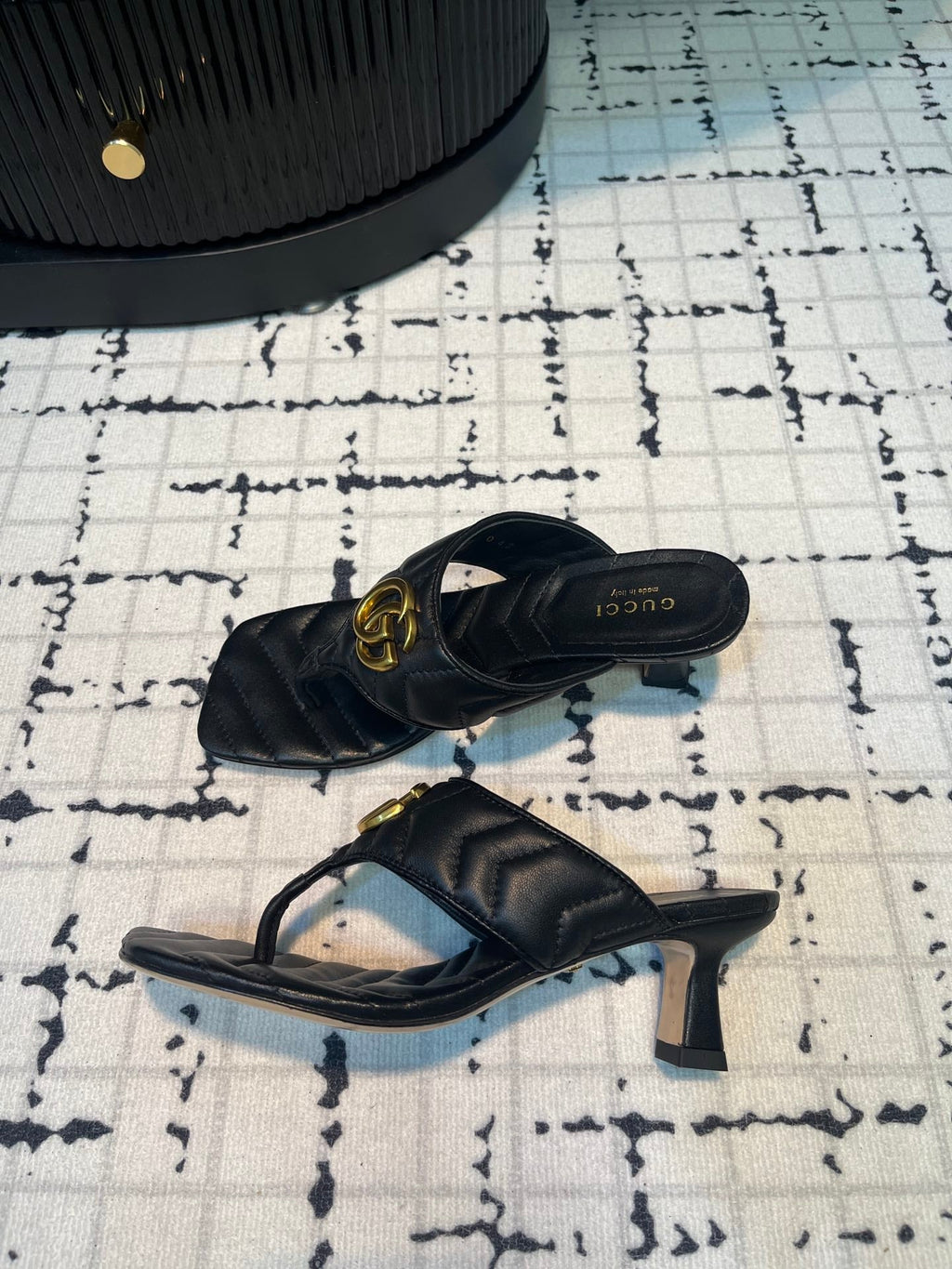 GUCCI THONG SANDALS 55 BLACK CALKSKIN