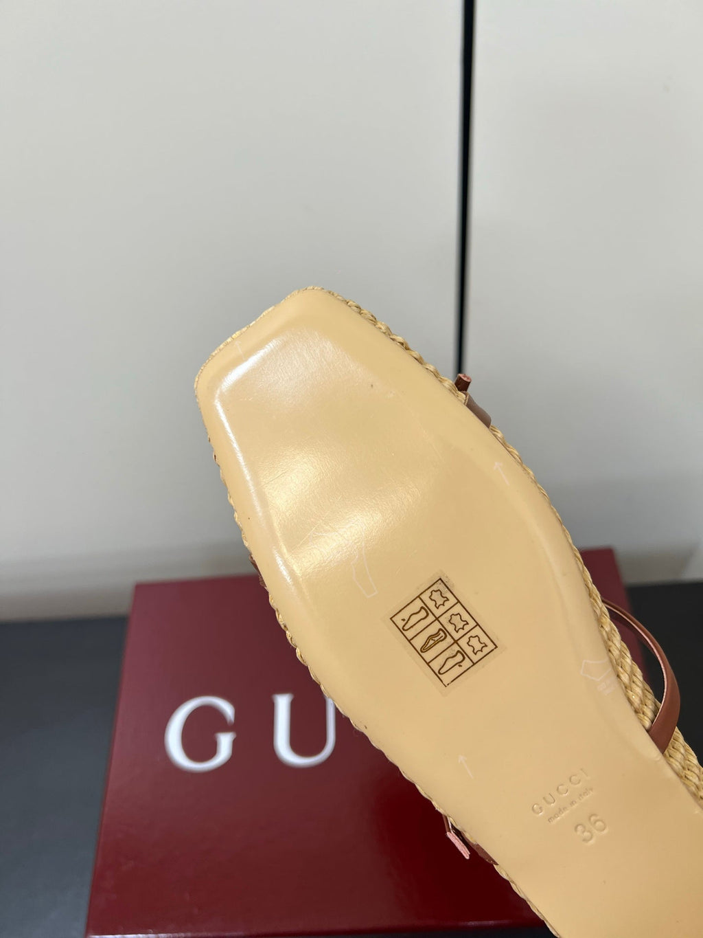 GUCCI MARY JANE 25S IN NATURAL STRAW WITH GOLD HARDWARE
