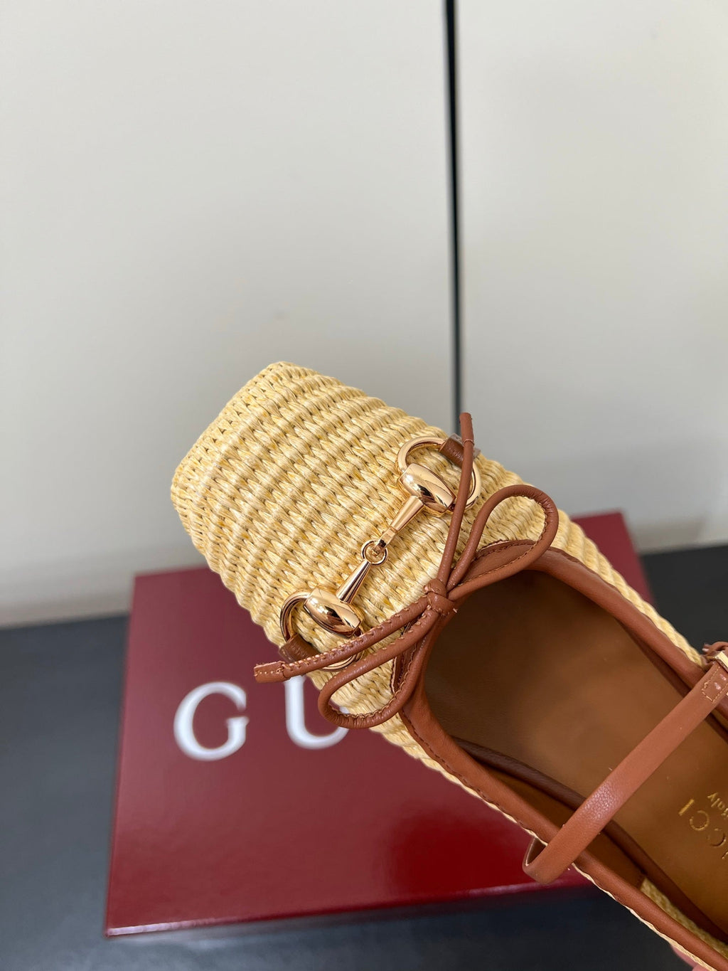 GUCCI MARY JANE 25S IN NATURAL STRAW WITH GOLD HARDWARE