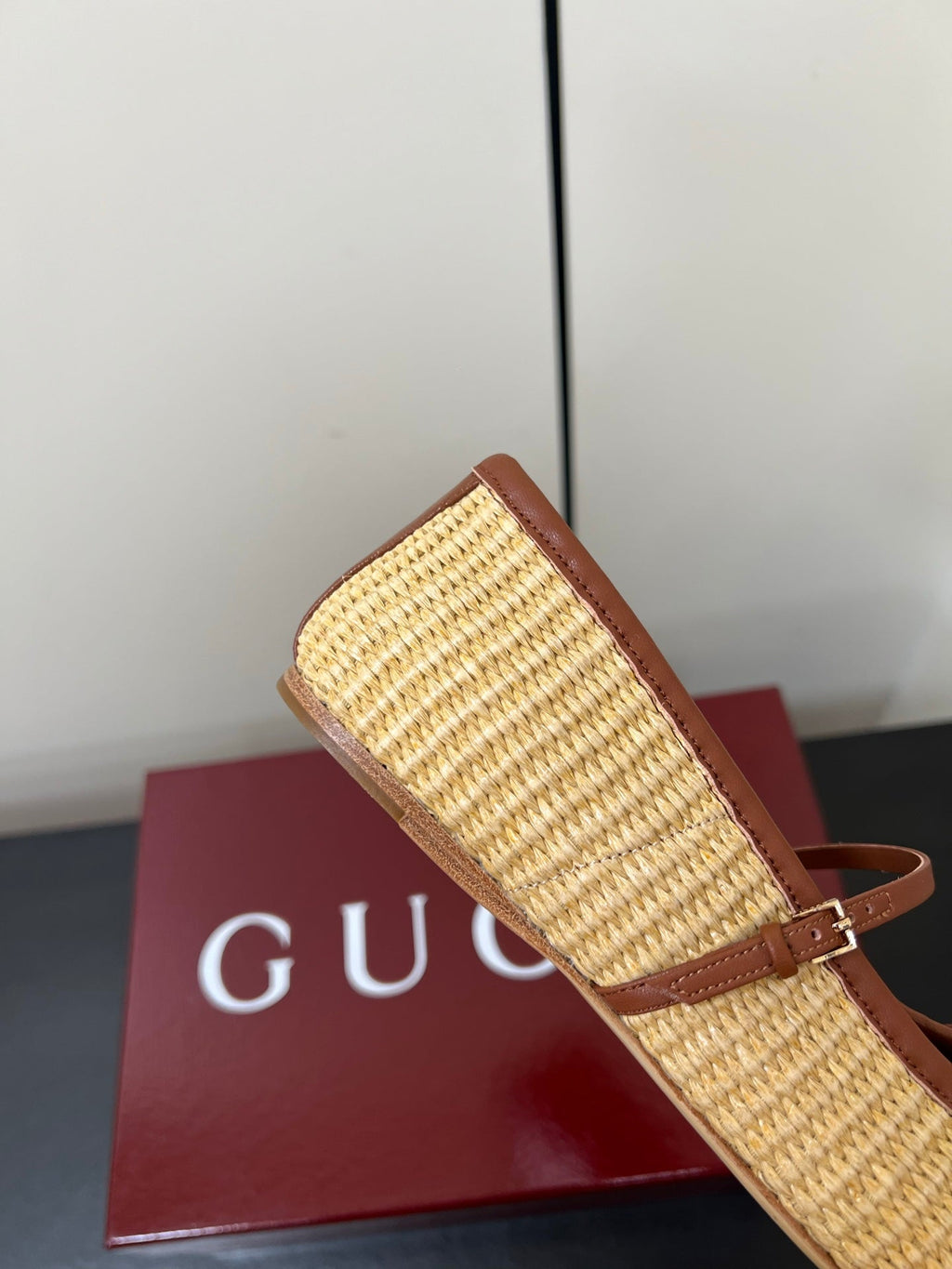 GUCCI MARY JANE 25S IN NATURAL STRAW WITH GOLD HARDWARE