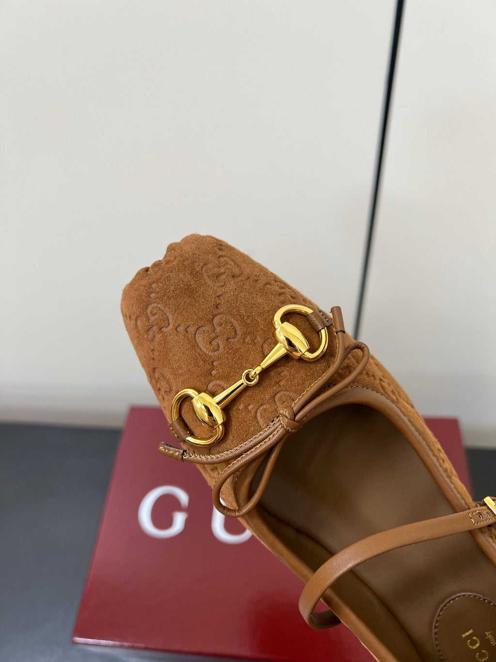 GUCCI MARY JANE 25S IN BROWN SUEDE WITH GOLD HARDWARE