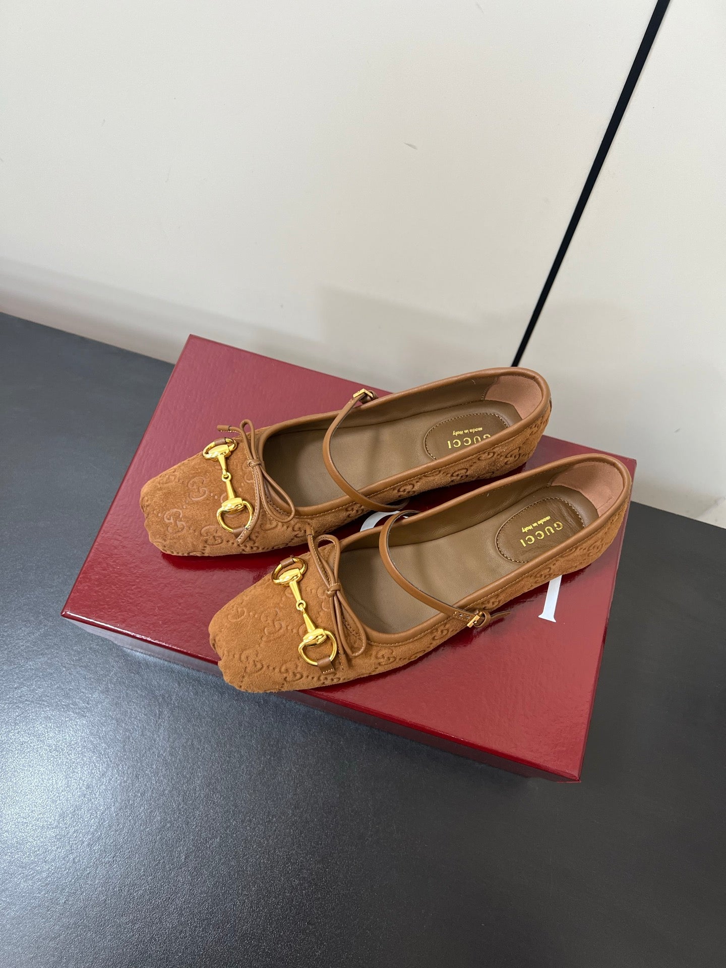GUCCI MARY JANE 25S IN BROWN SUEDE WITH GOLD HARDWARE