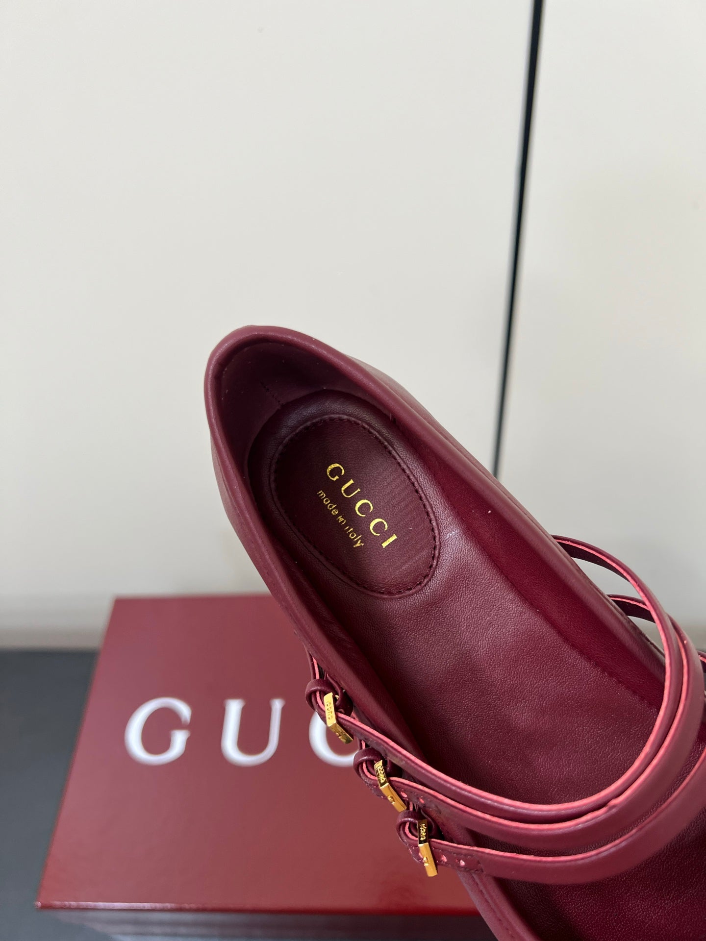 GUCCI MARY JANE 25S IN RED LAMBSKIN WITH GOLD HARDWARE