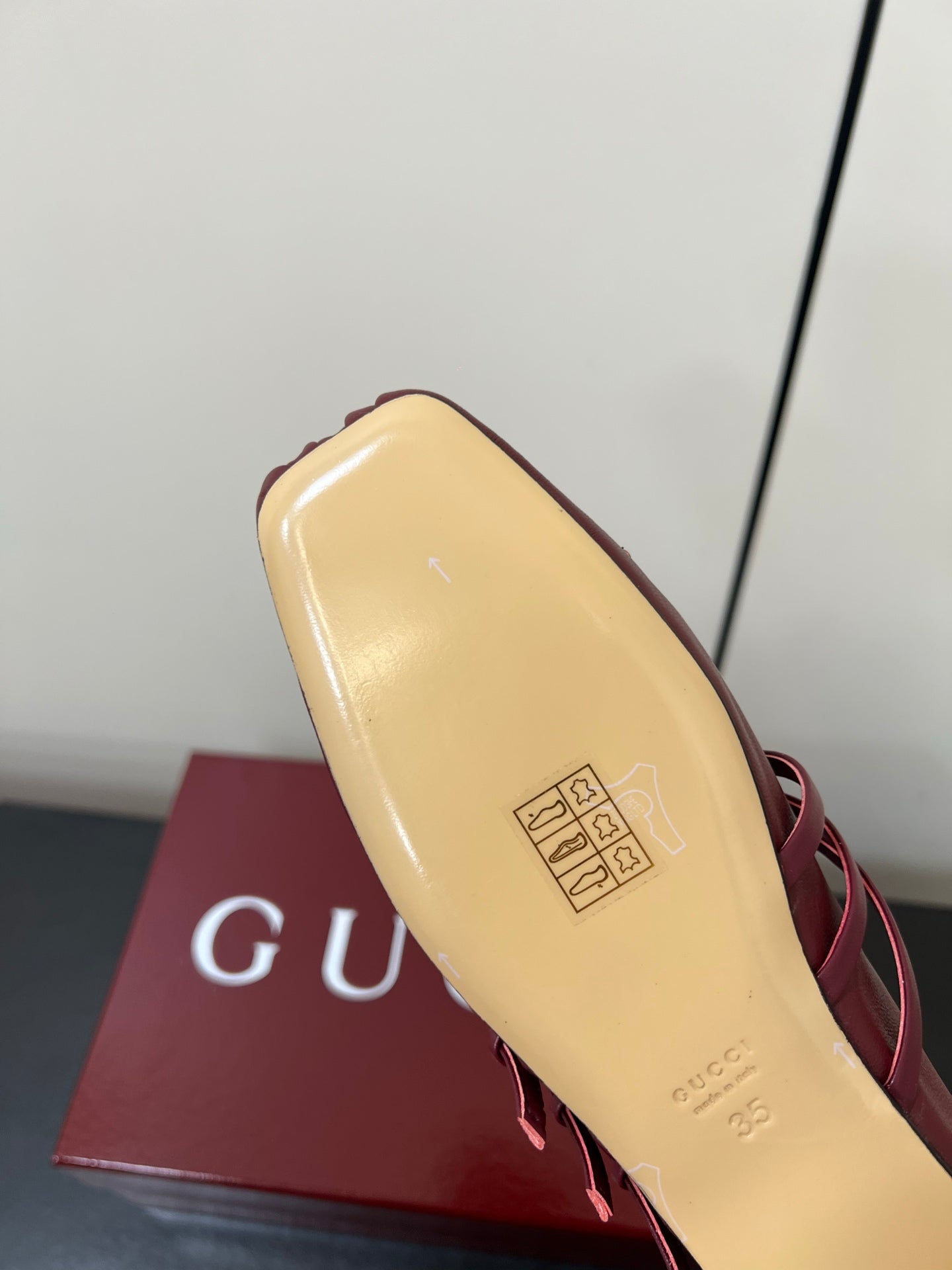 GUCCI MARY JANE 25S IN RED LAMBSKIN WITH GOLD HARDWARE