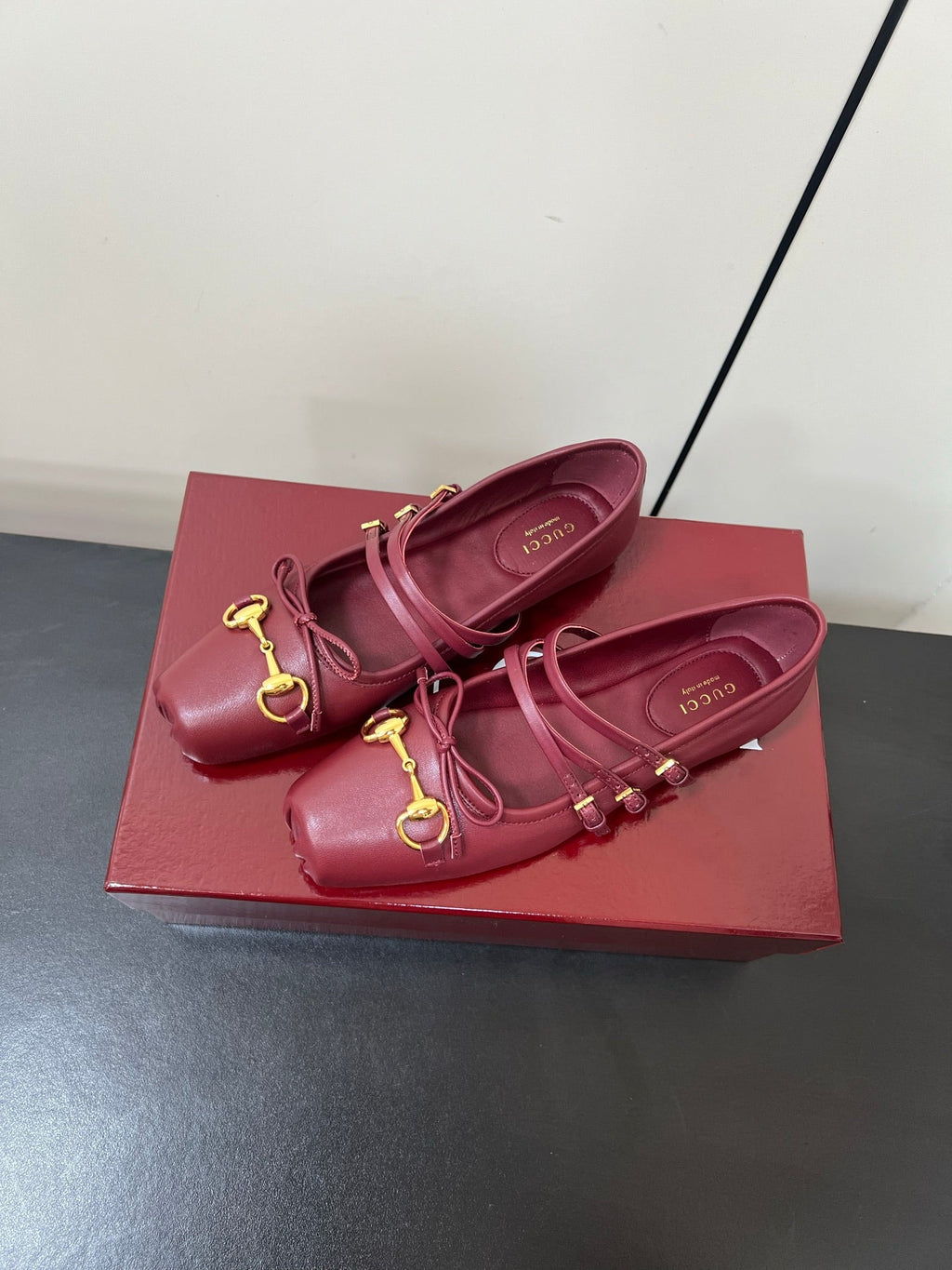 GUCCI MARY JANE 25S IN RED LAMBSKIN WITH GOLD HARDWARE