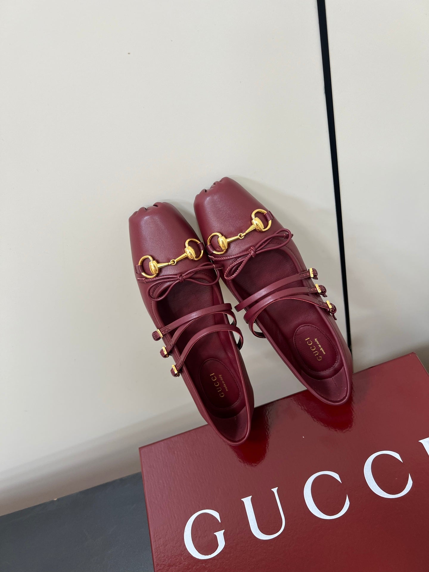 GUCCI MARY JANE 25S IN RED LAMBSKIN WITH GOLD HARDWARE