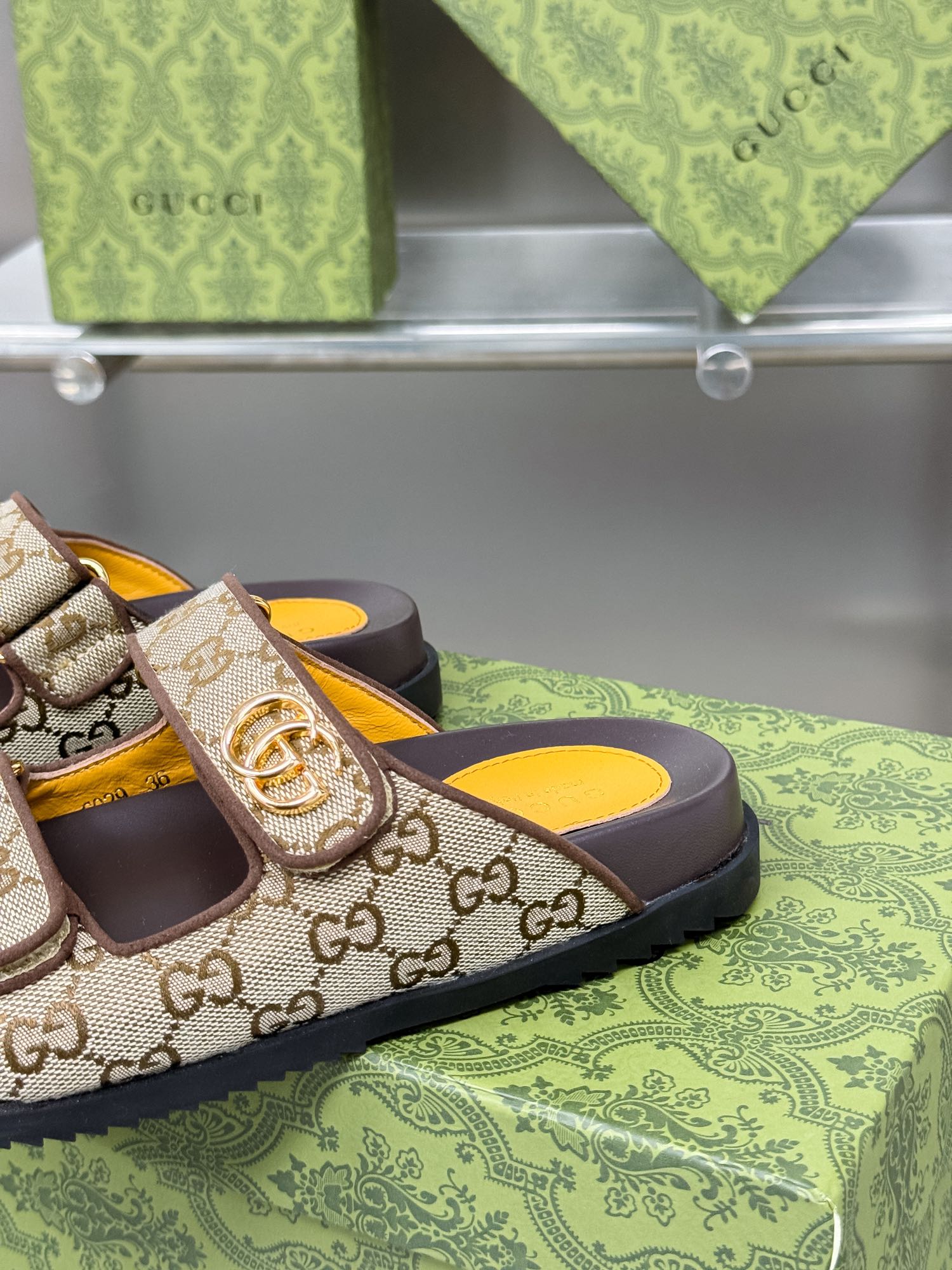 GUCCI SANDALS IN DARK BROWN CALFSKIN AND BEIGE FABRIC WITH GOLD HARDWARE