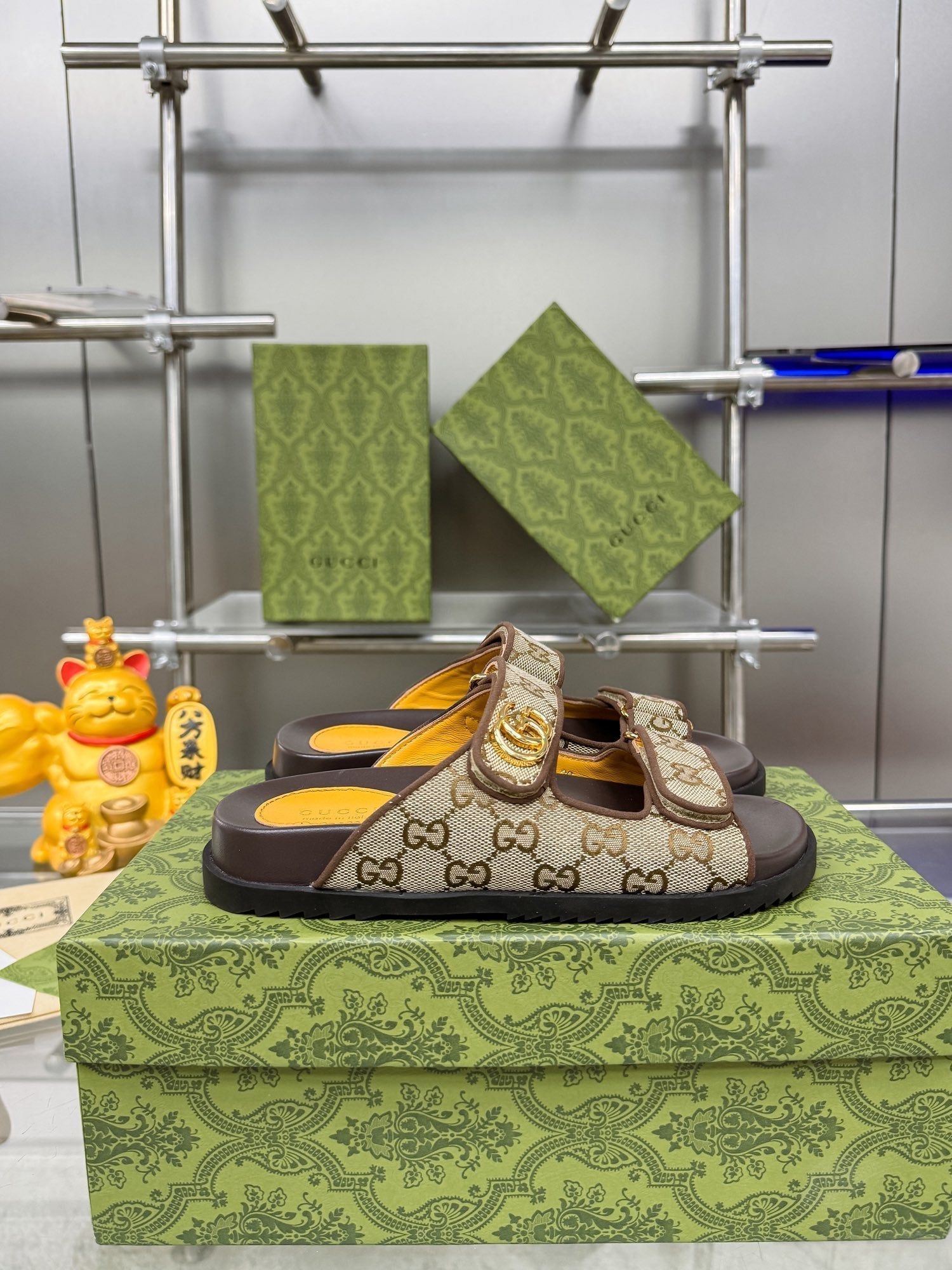 GUCCI SANDALS IN DARK BROWN CALFSKIN AND BEIGE FABRIC WITH GOLD HARDWARE