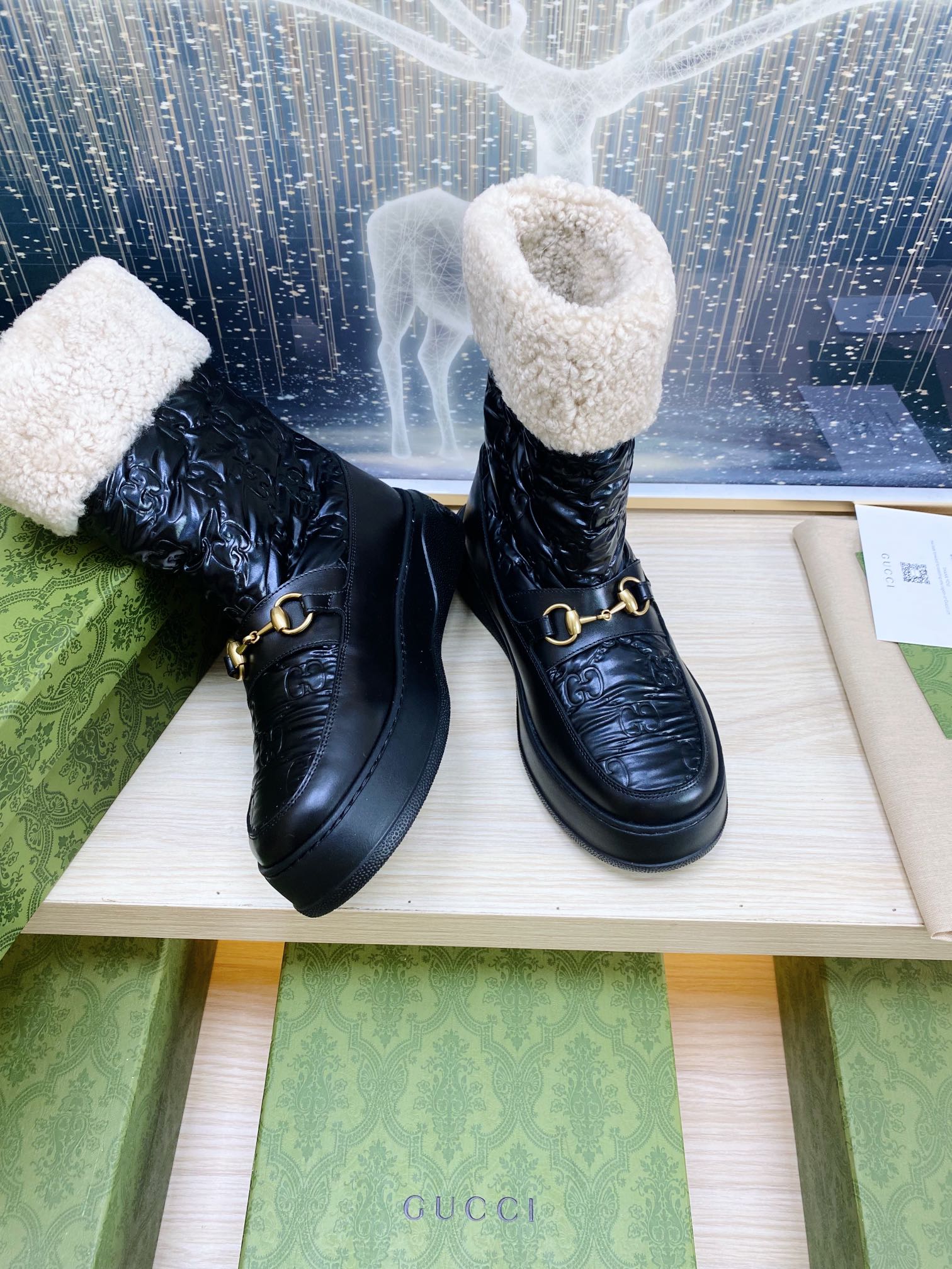 GUCCI HORSEBIT ANKLE BOOTS WITH MERINO TRIM IN BLACK EMBOSSED CALFSKIN
