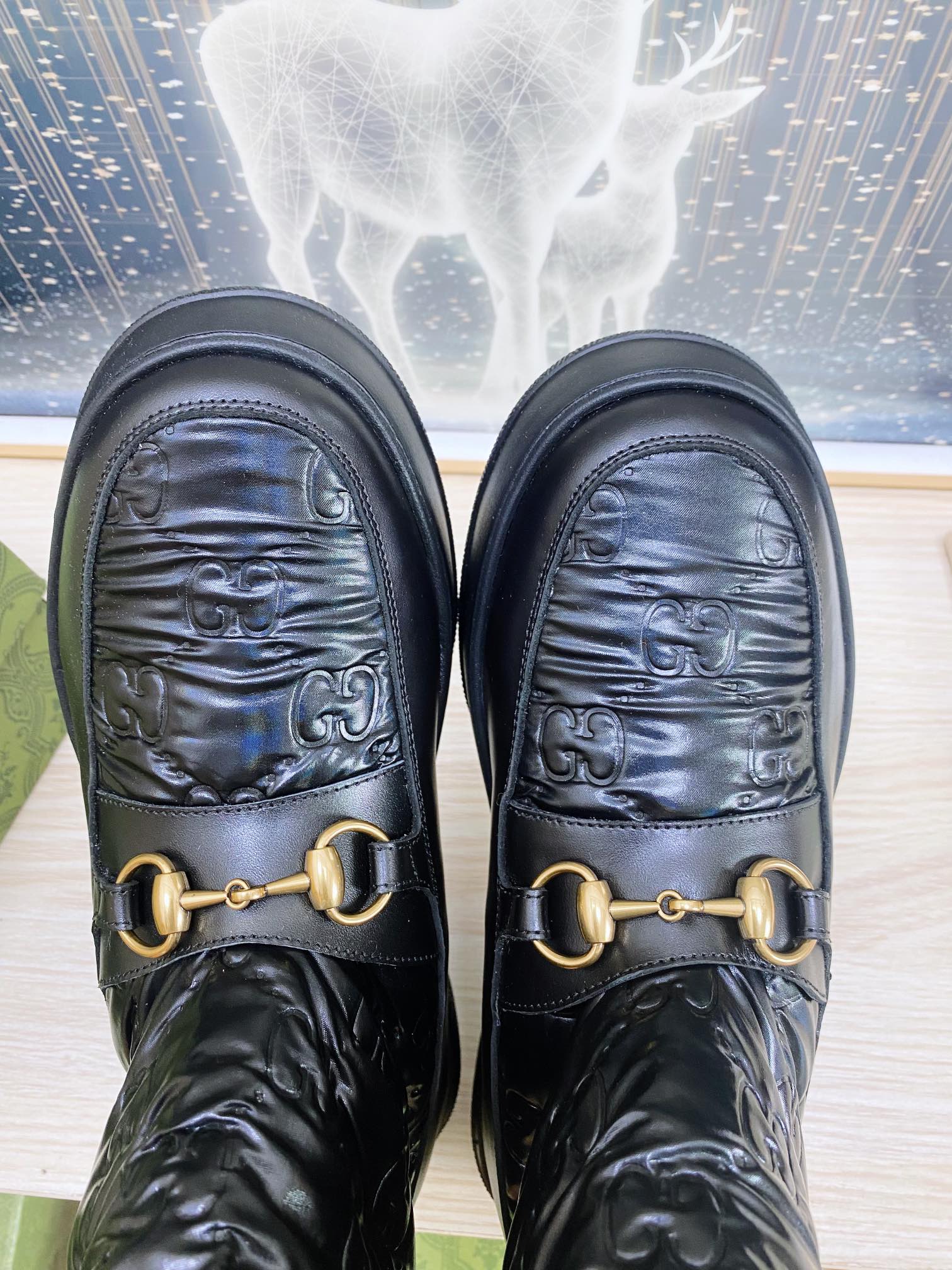 GUCCI HORSEBIT ANKLE BOOTS WITH MERINO TRIM IN BLACK EMBOSSED CALFSKIN