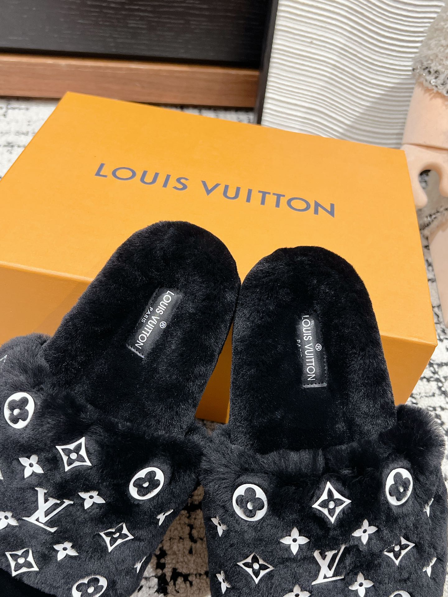 LOUIS VUITTON SLIPPER IN BLACK WOOL WITH WHITE LOGO