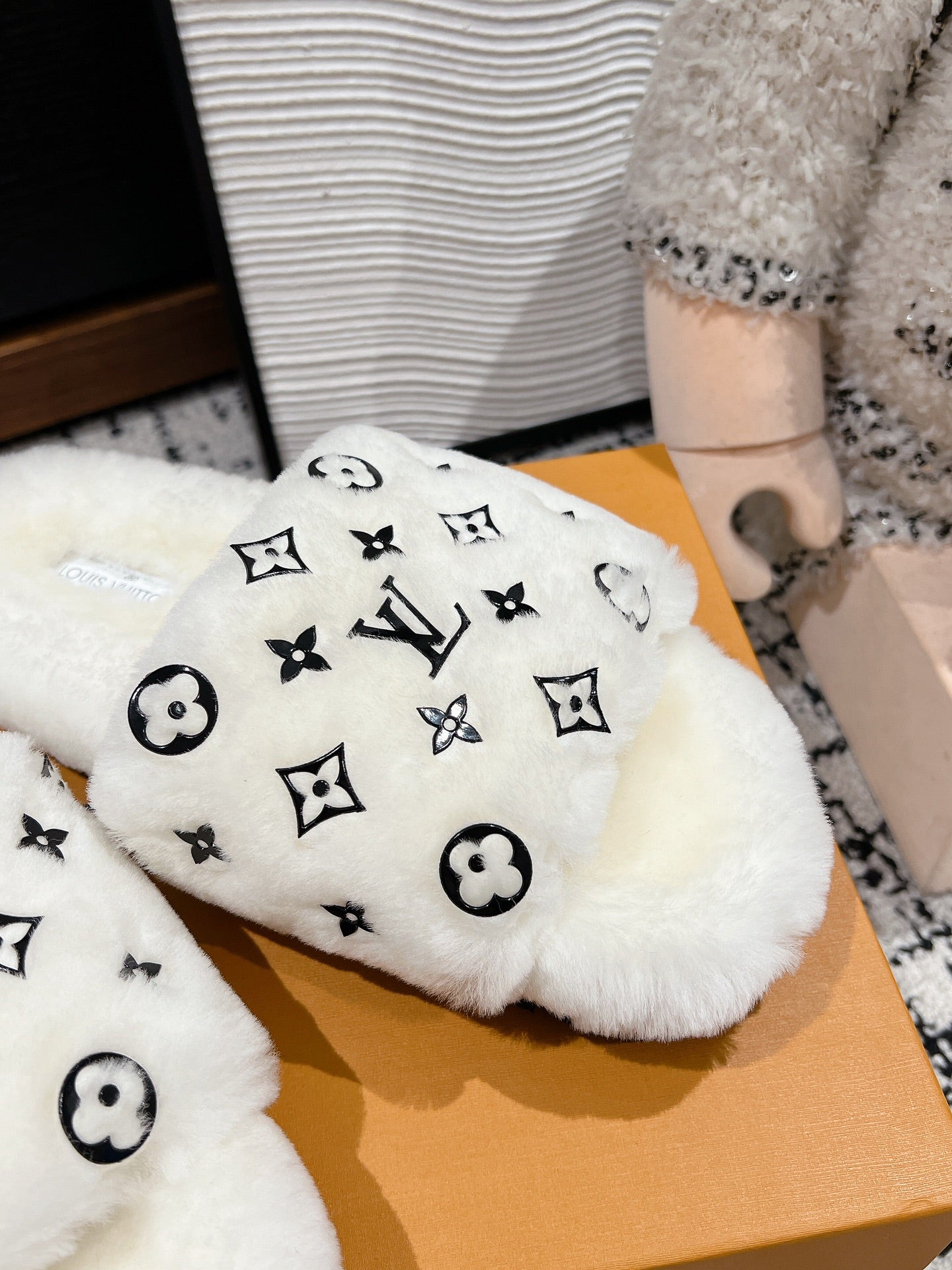 LOUIS VUITTON SLIPPER IN WHITE WOOL WITH BLACK LOGO
