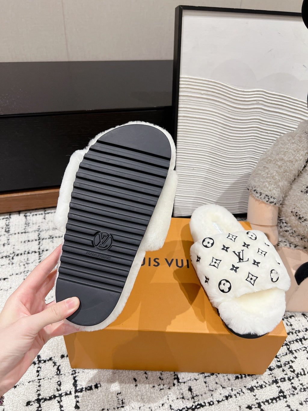 LOUIS VUITTON SLIPPER IN WHITE WOOL WITH BLACK LOGO