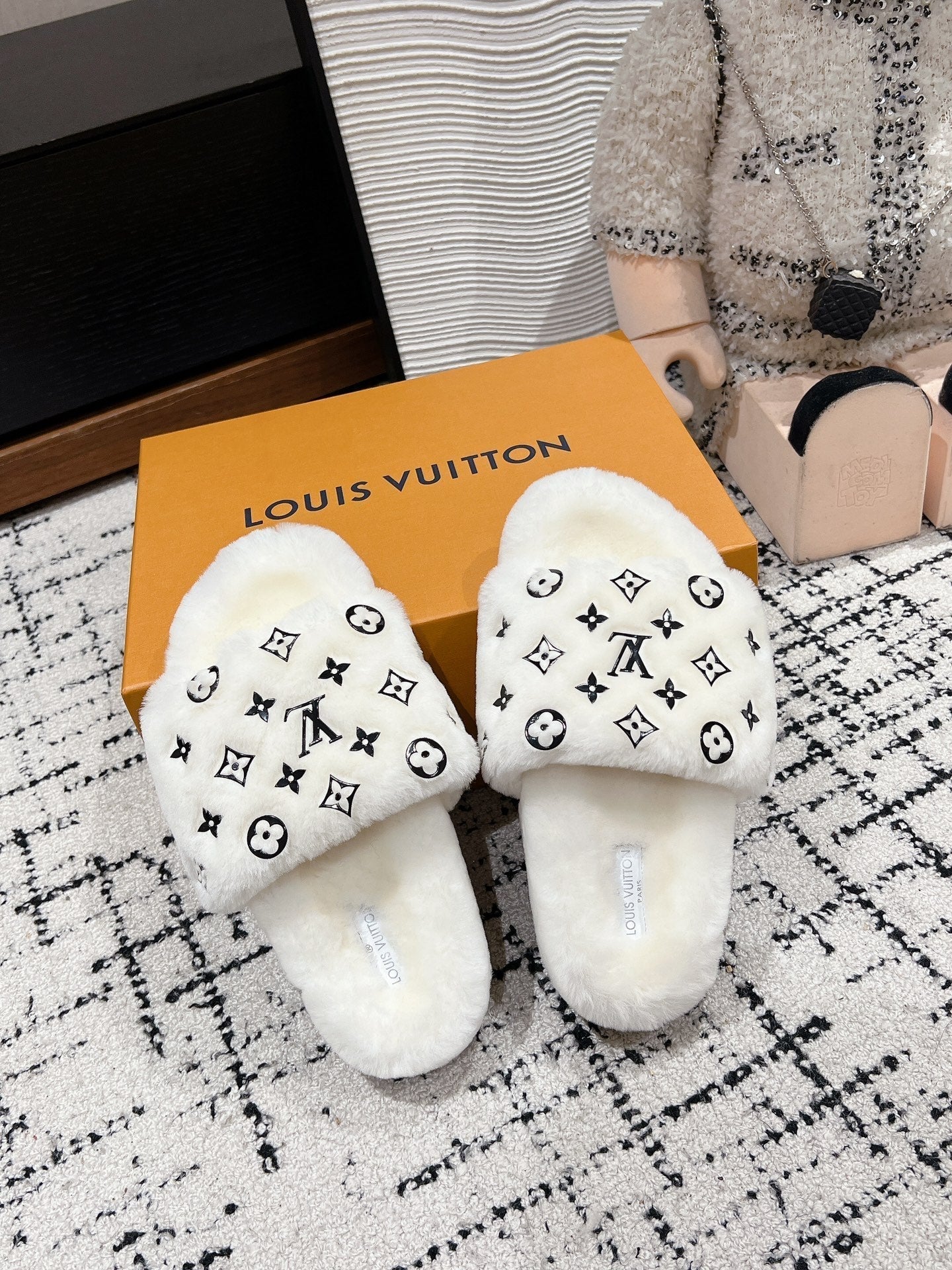 LOUIS VUITTON SLIPPER IN WHITE WOOL WITH BLACK LOGO