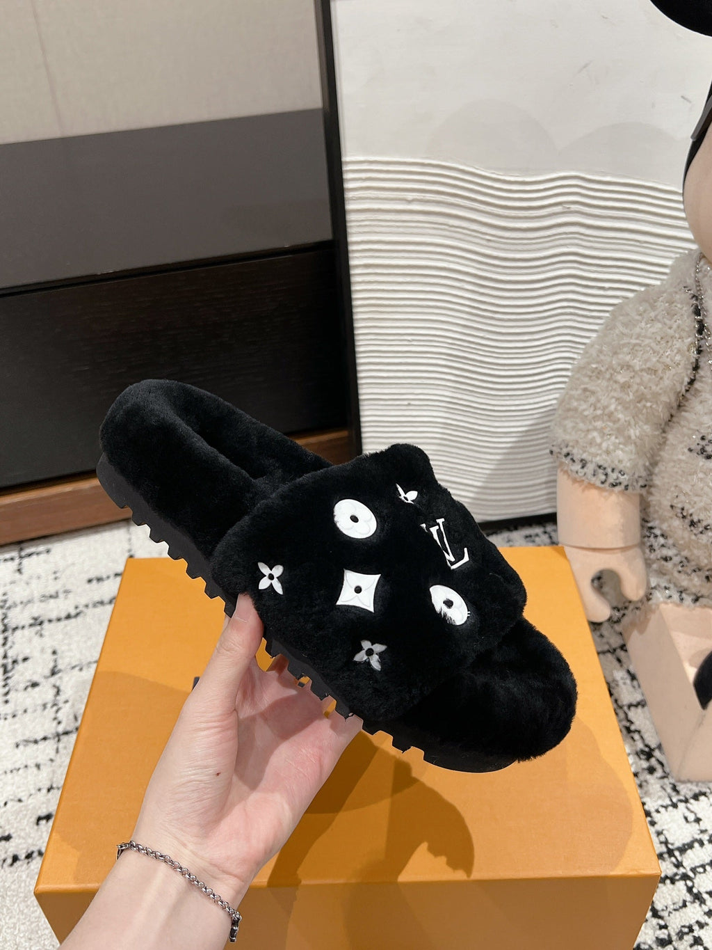 LOUIS VUITTON SLIPPER IN BLACK WOOL